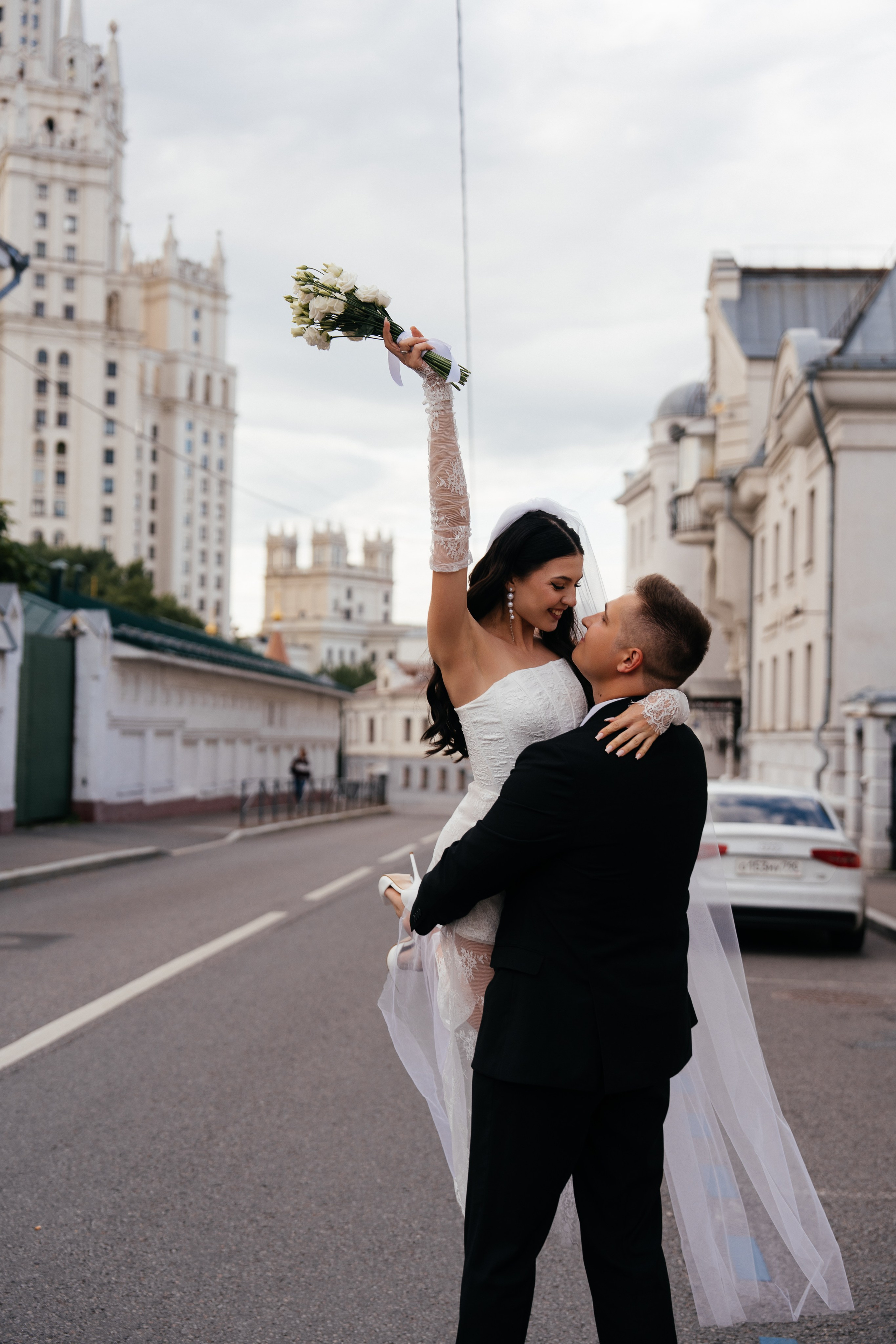 Свадебная фотосессия в Москве у высотки на Котельнической набережной. Свадебный фотограф в Москве Анна Полушина
