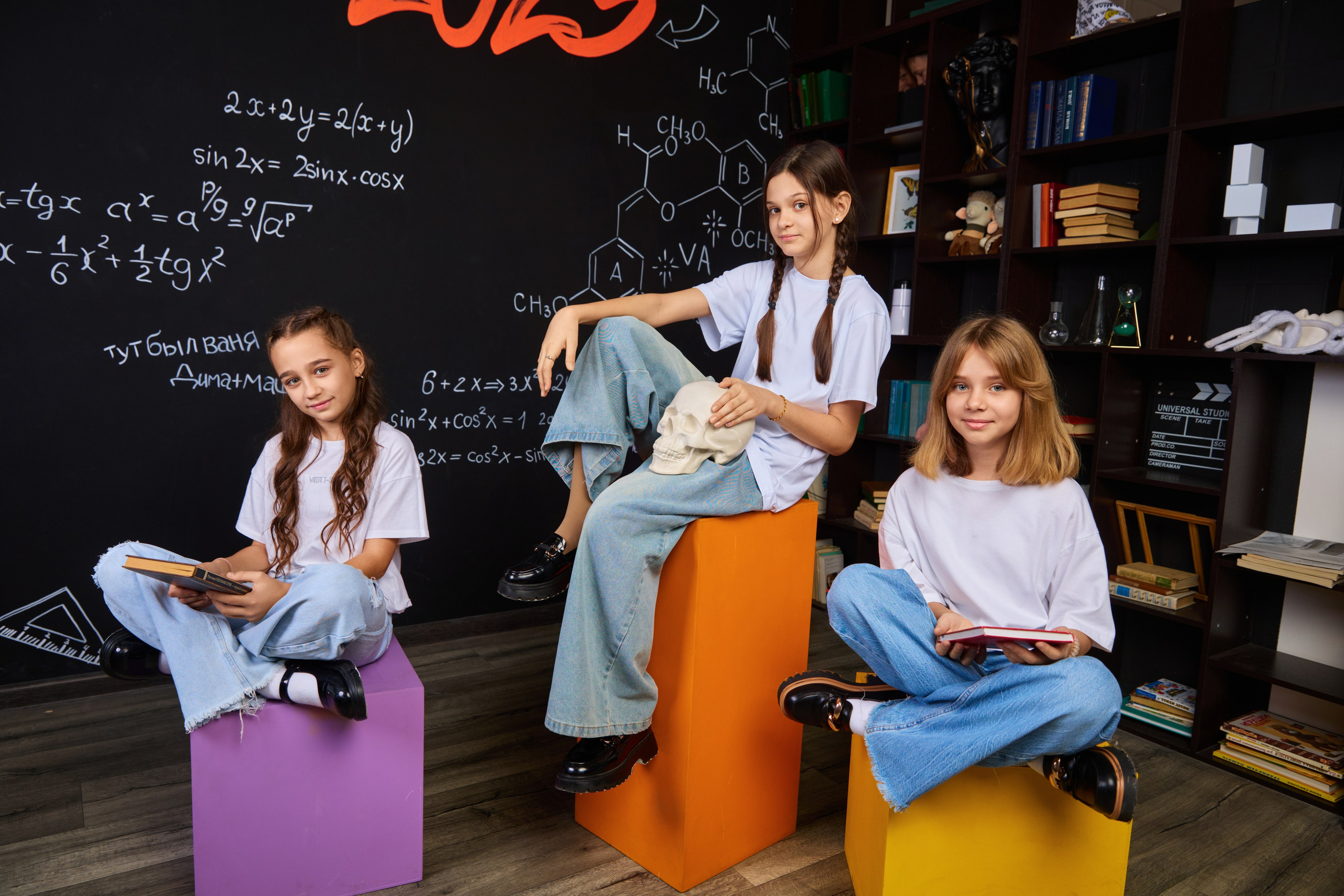 Выпускные альбомы для младших классов в Красноярске от AlbomKras 📚👶. AlbomKras -выпускные альбомы Красноярска с авторским дизайном и качественной фотосъемкой! ⭐⭐⭐⭐⭐ 5.0