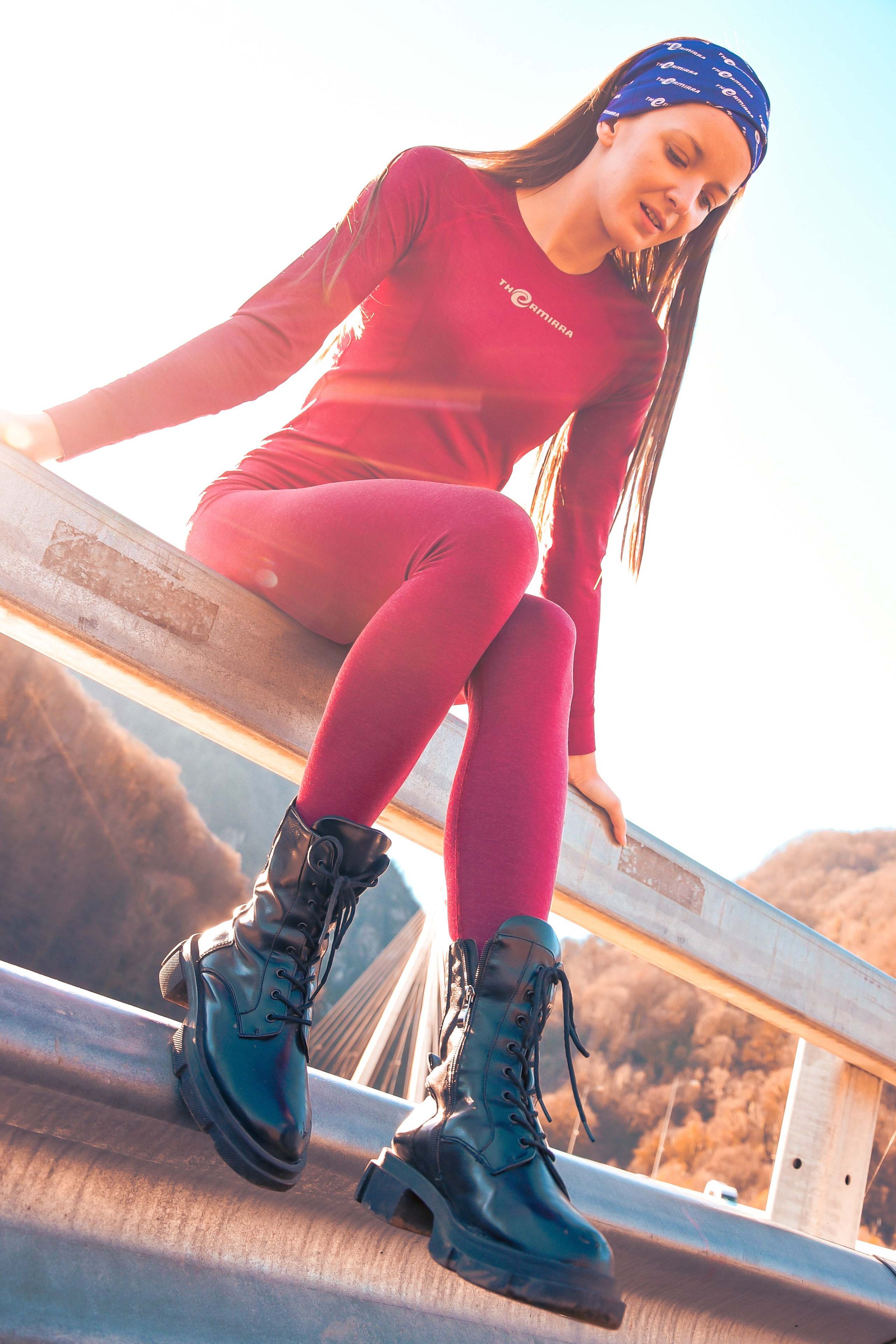 сексуальная девушка позирует фотографу