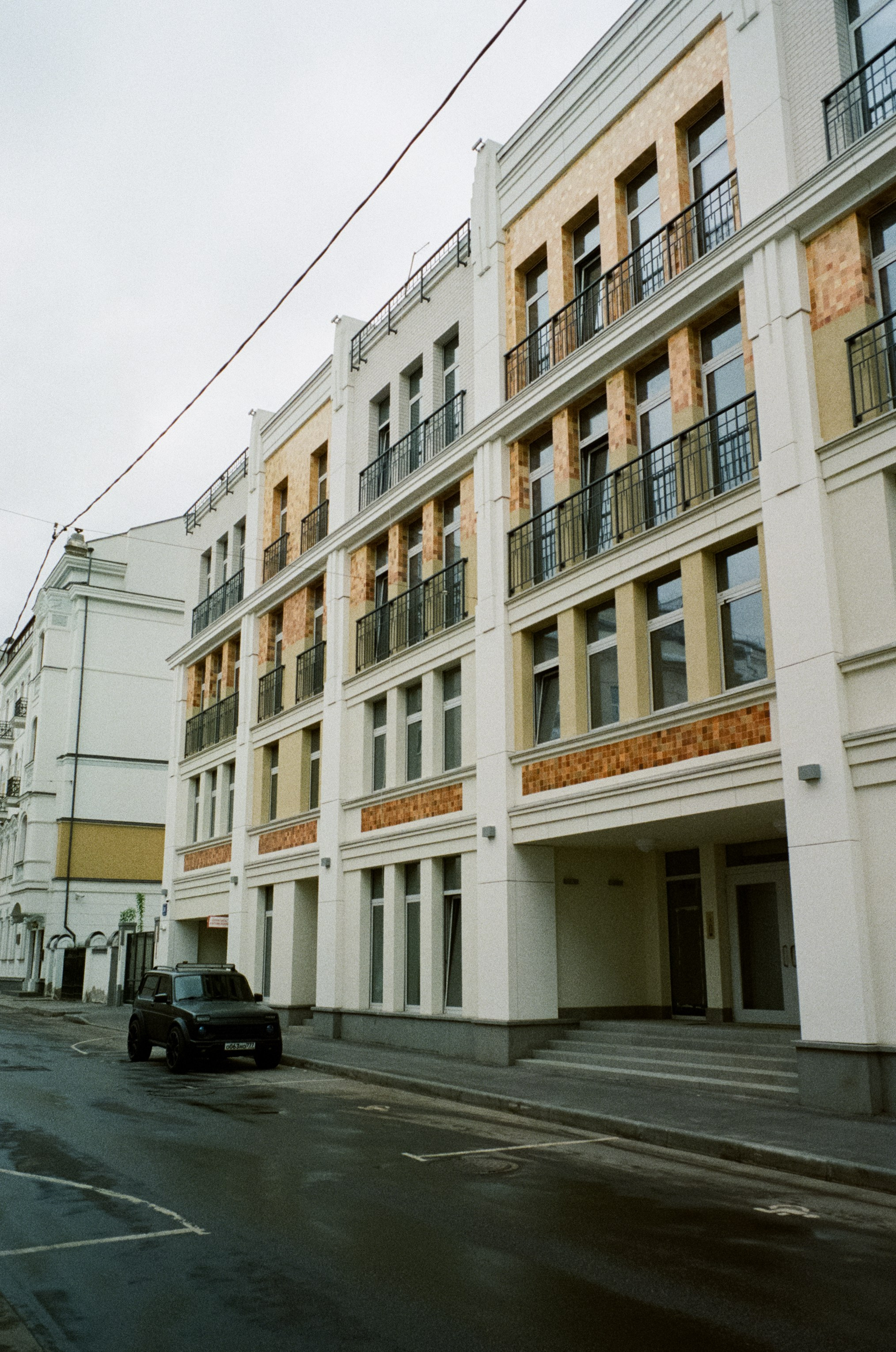 Ул. Поваровка и окрестности | Voigtlander BESSA-T — Voigtlander Ultron 28 mm f/2 | Kodak Ultramax 400 (просрочка) @ ISO 100