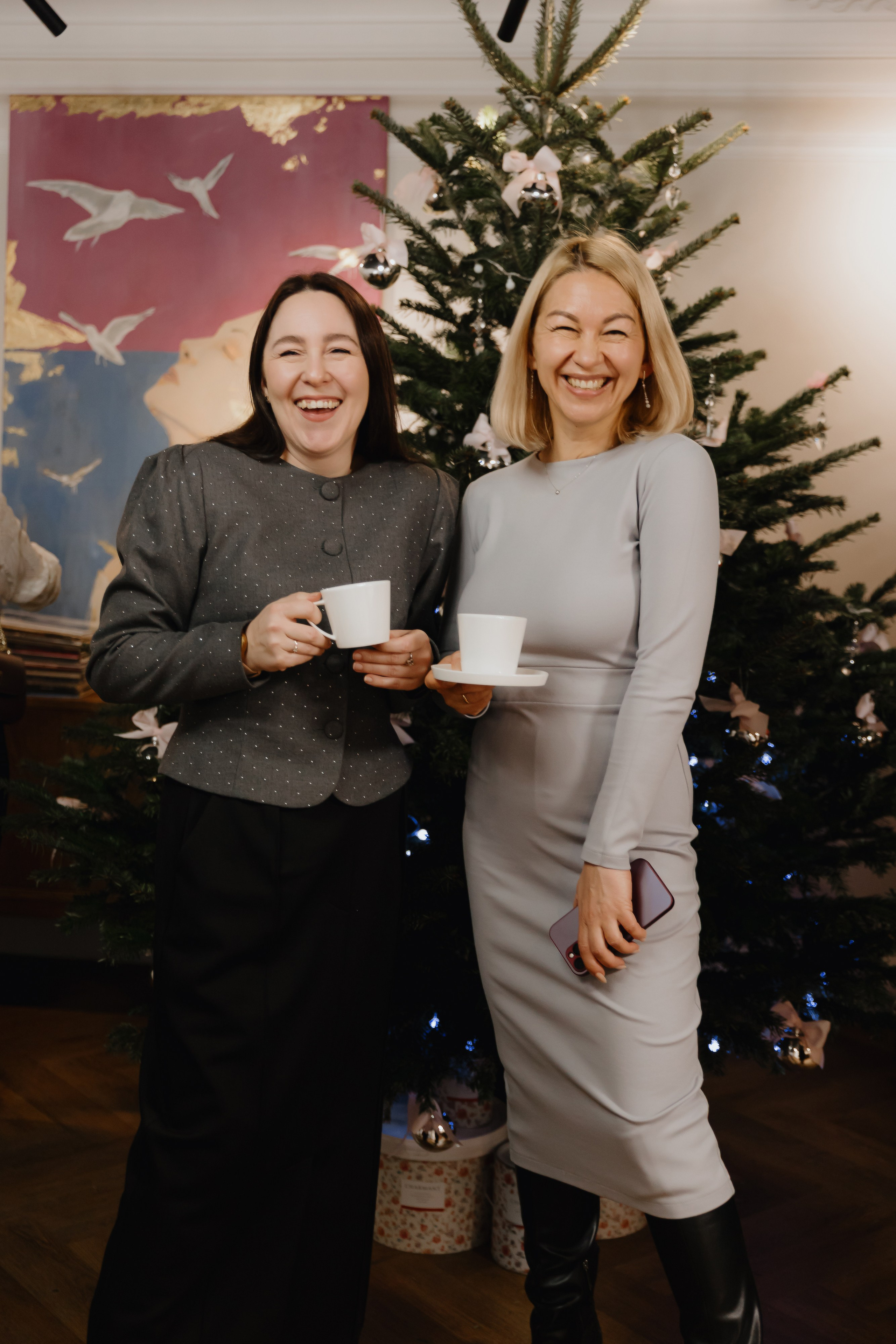 Предновогодний «Кофе-рейв» в L. DECO 17 декабря 2025 года. L. Deco интерьерный салон. Краски/обои/лепной декор