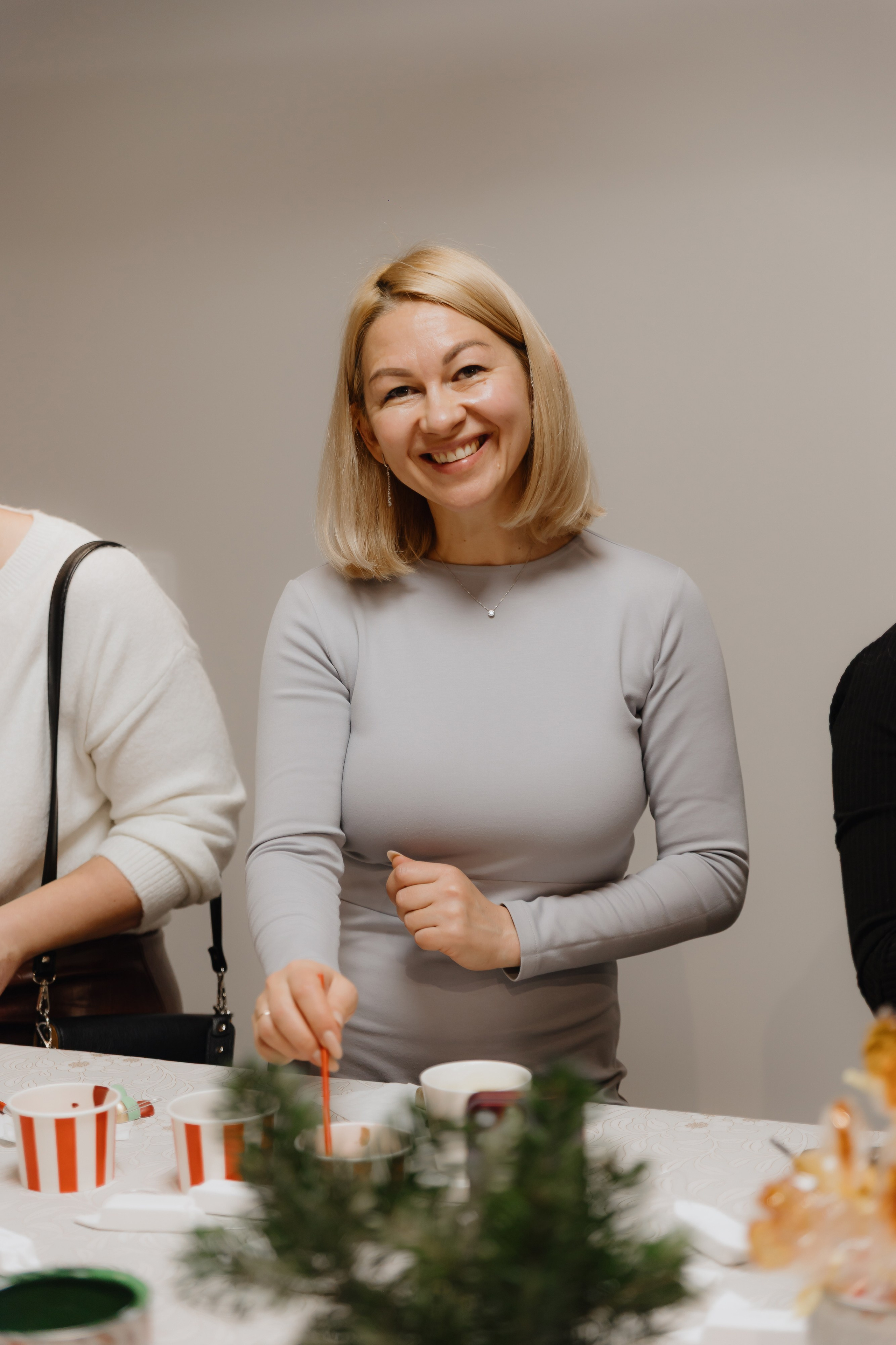 Предновогодний «Кофе-рейв» в L. DECO 17 декабря 2025 года. L. Deco интерьерный салон. Краски/обои/лепной декор