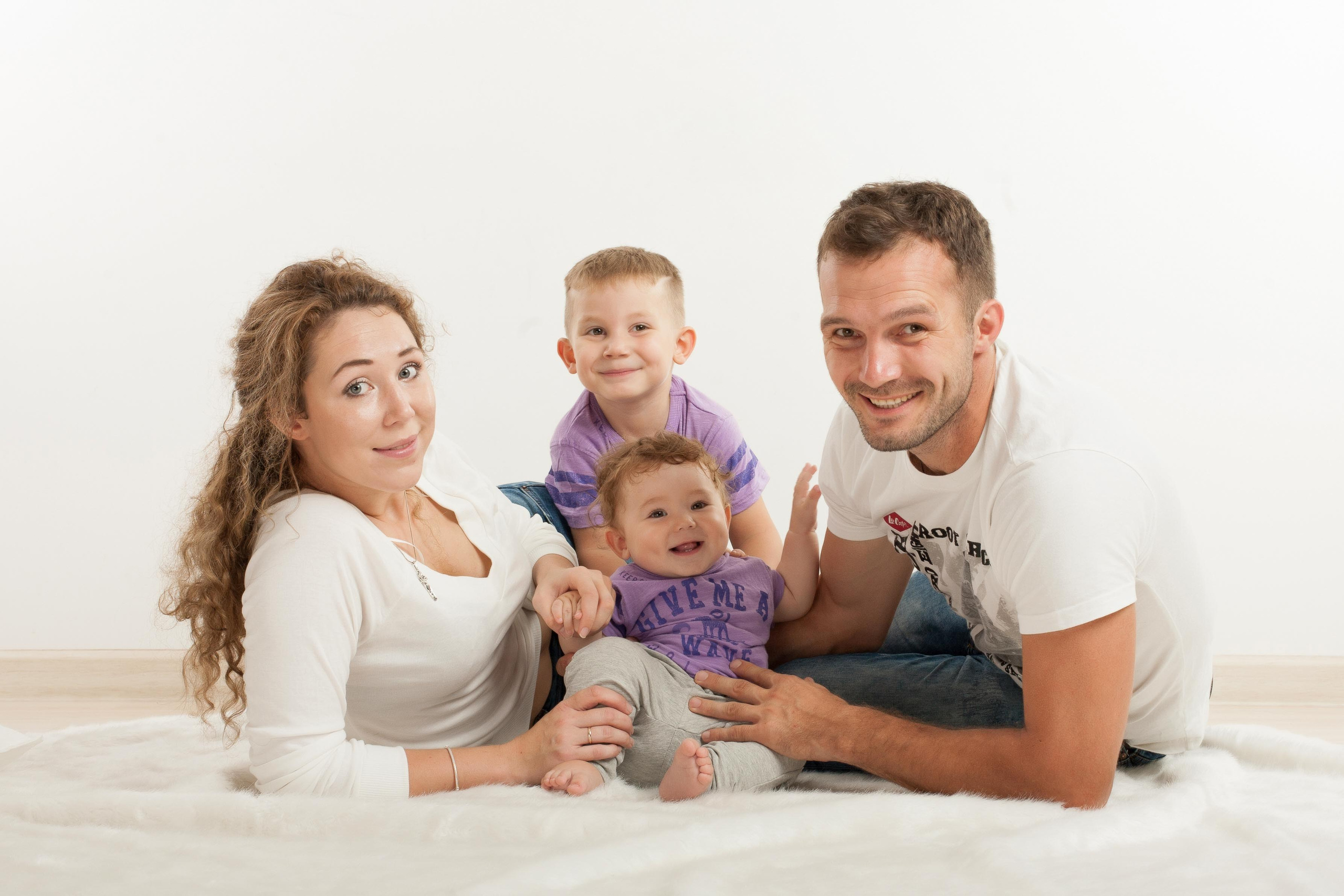 Семейный портрет Семьи Регины. Выездная съемка. Фотостудия Алматы. Семейная и детская фотостудия Family studio.Фотограф Алматы