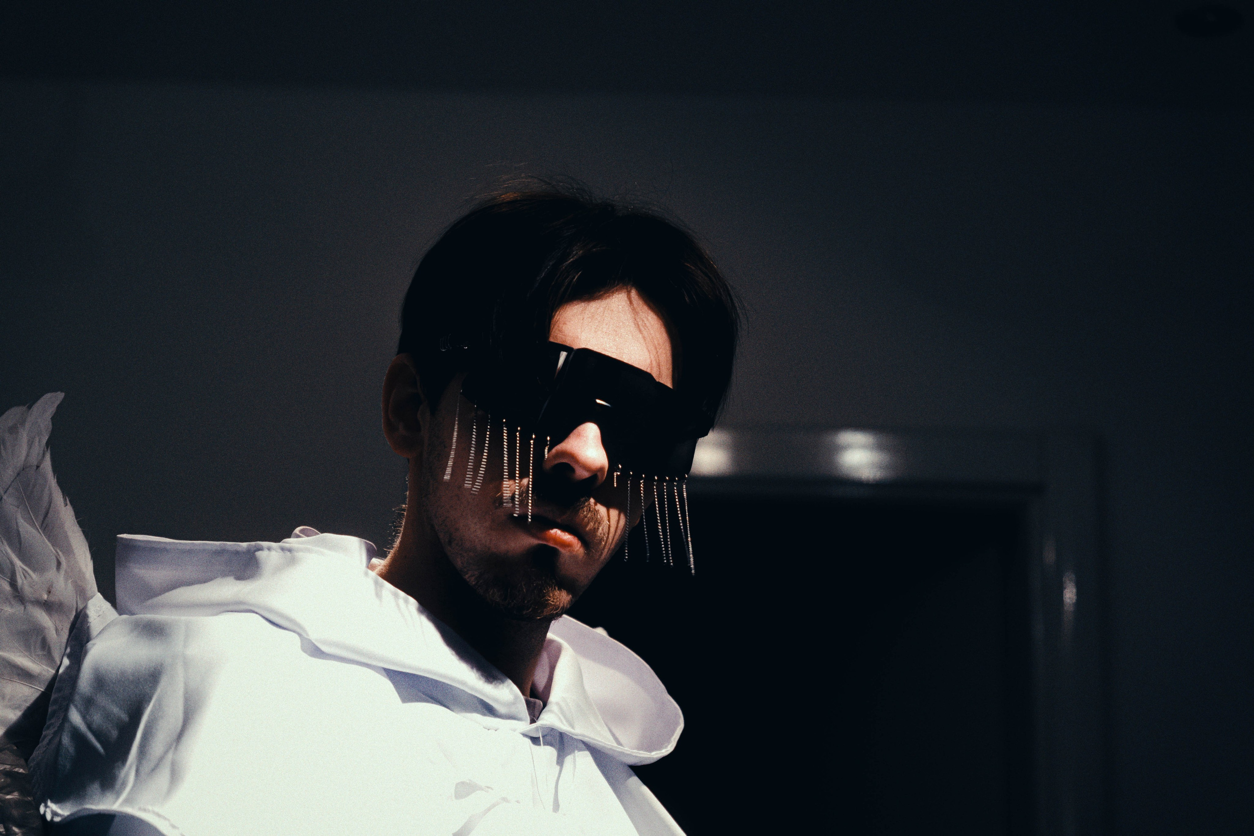 Портрет купидона на темном фоне. Портретный и репортажный фотограф в Санкт-Петербурге Смоляков Максим