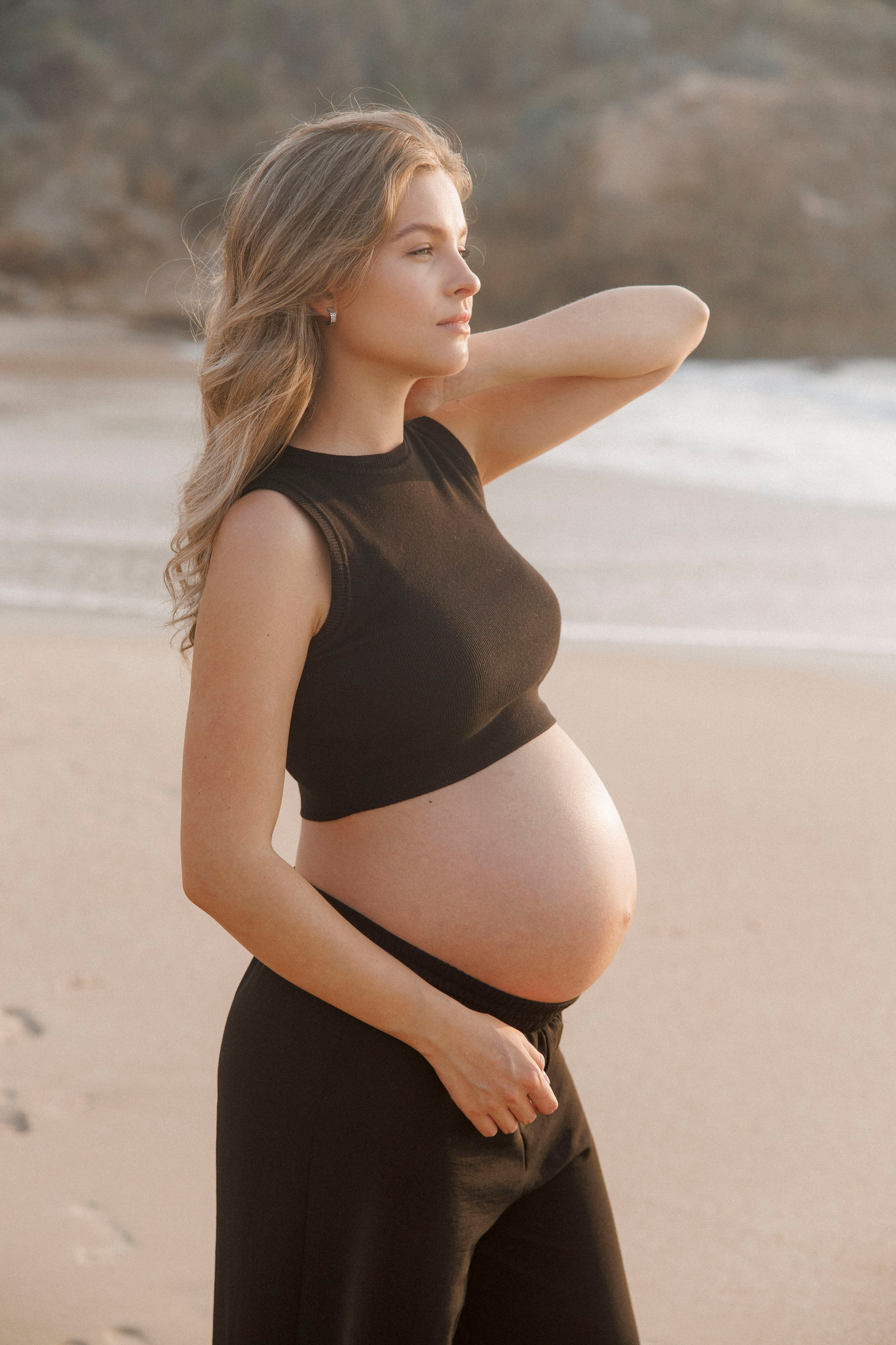 Pregnancy photoshoot near the sea (cloudy weather). Главная