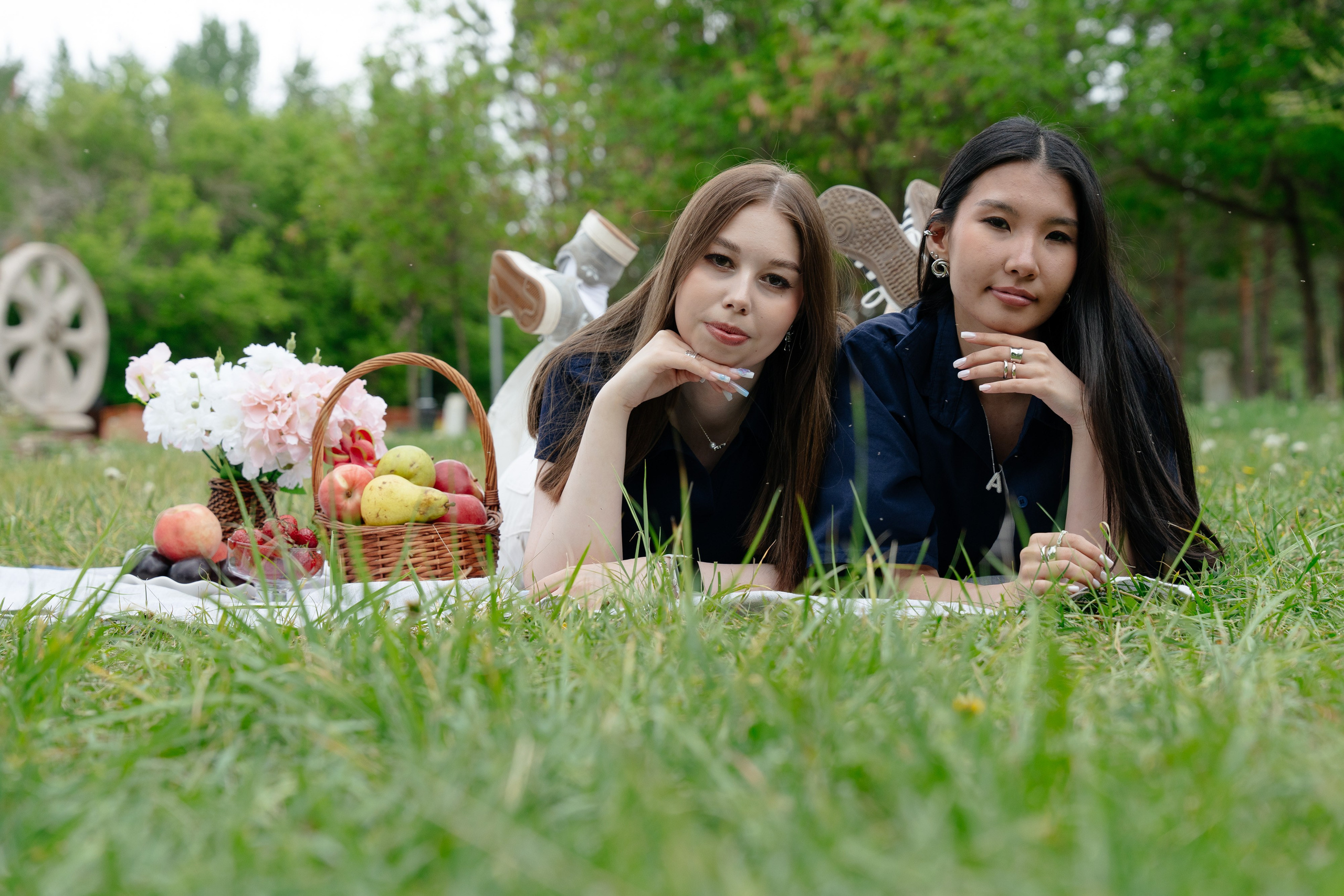 По двое. Выпускные альбомы в Нур-Султане (Астана) и по всему Казахстану