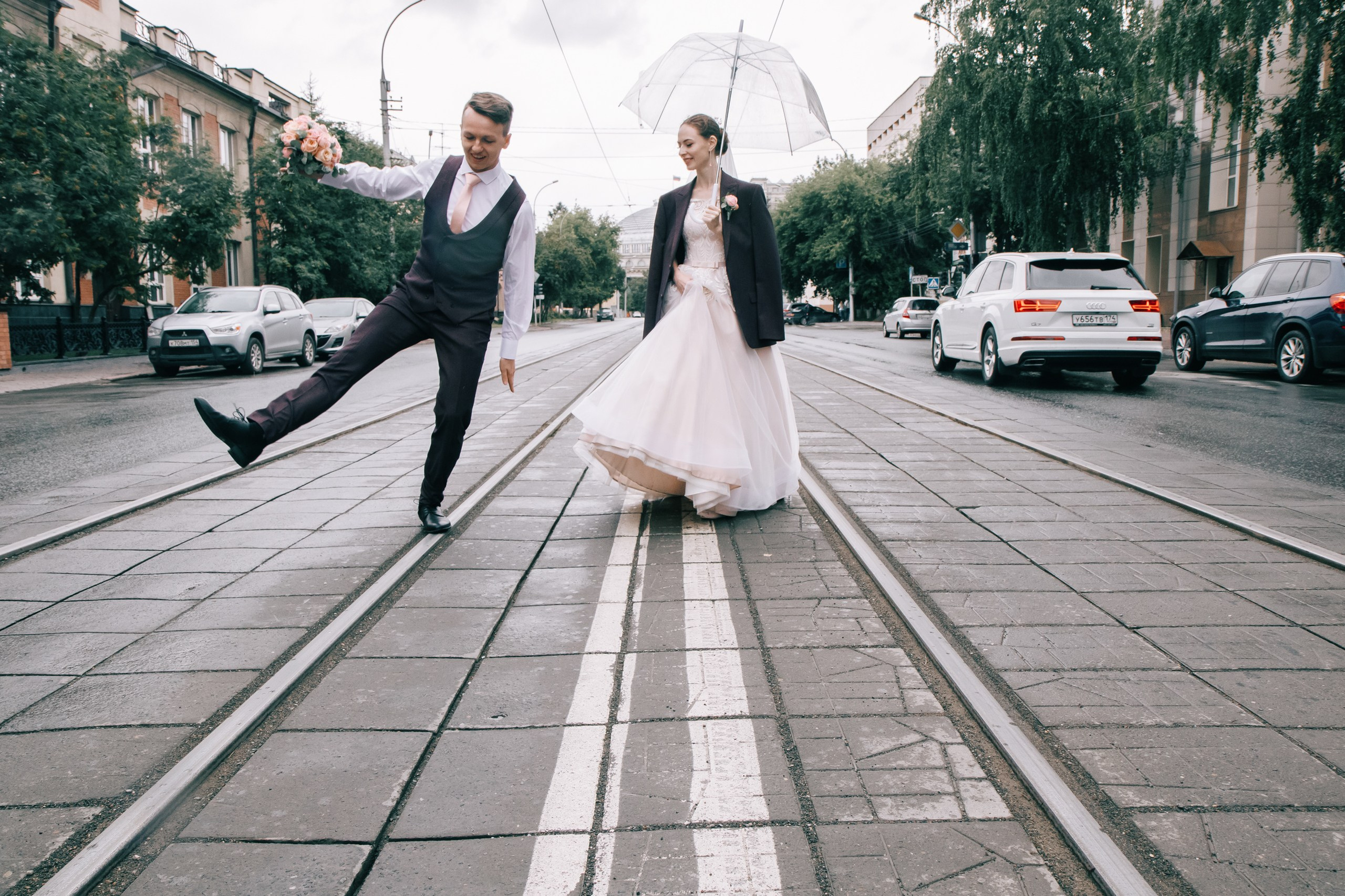 Погода была ужасная, а трамвайчик красным. Свадебный и репортажный фотограф в Новосибирске Матлак Дарья