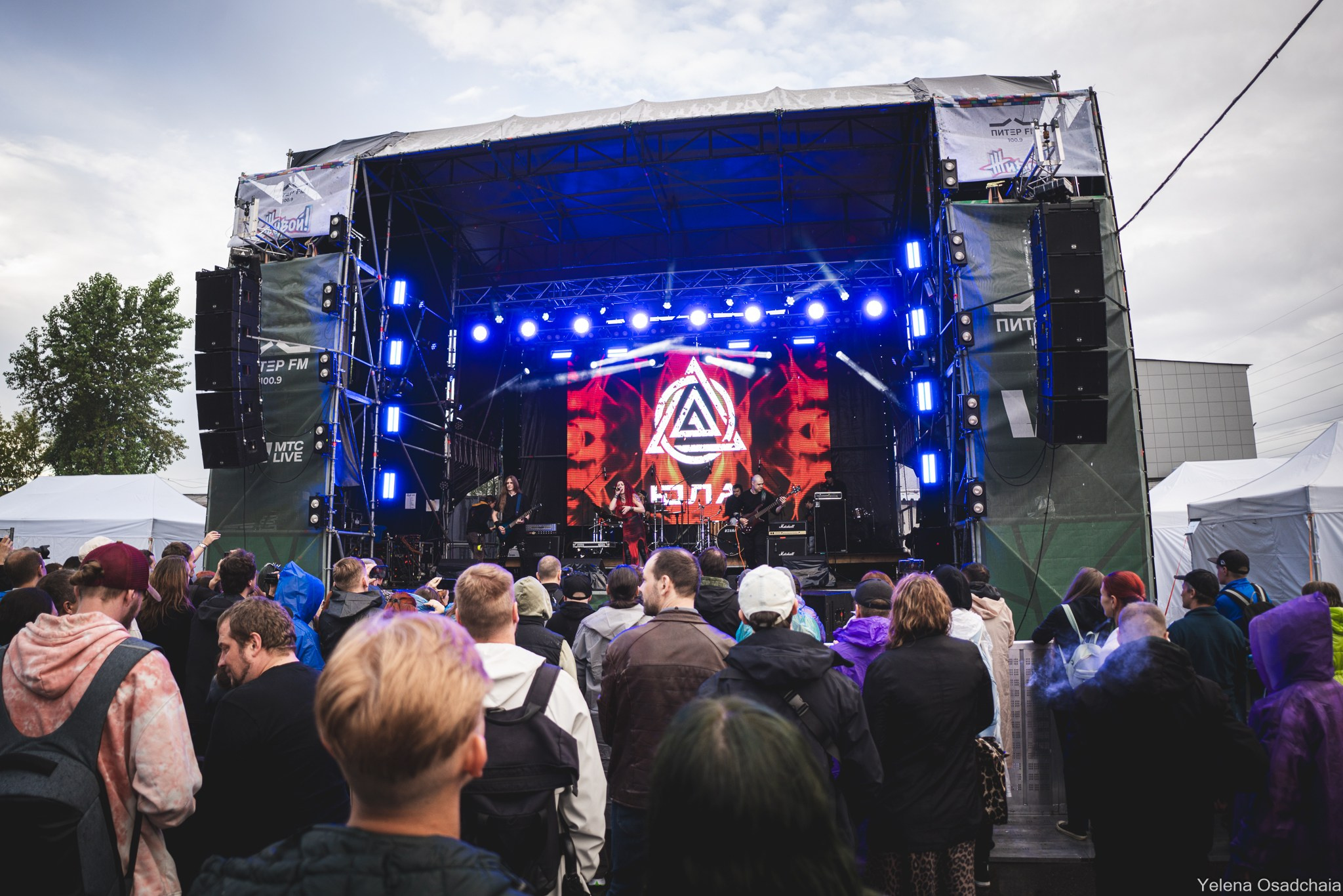 Живой 2025 — День 1. Елена Осадчая — фотографирую музыку на сцене и в жизни