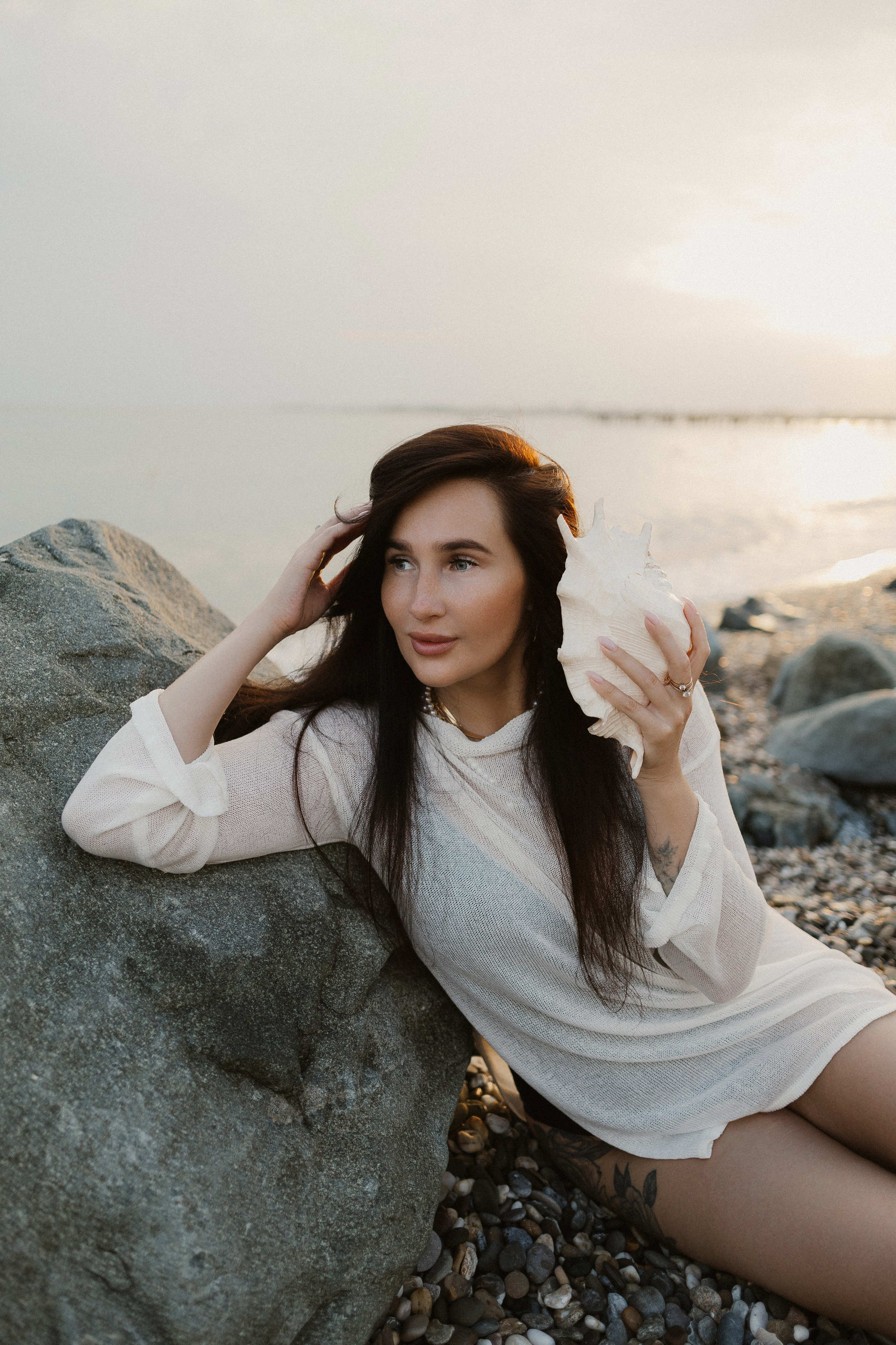 фотосессия с раковиной у океана у моря