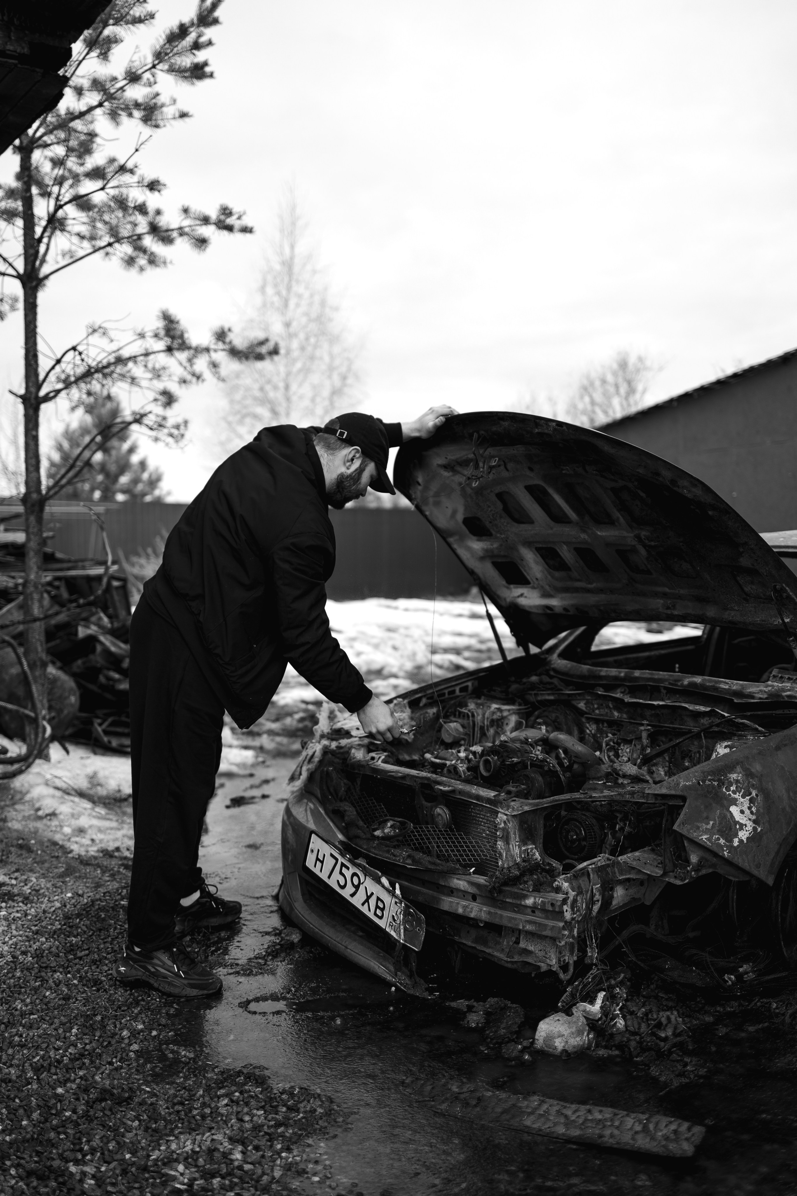 Илья за 1 час до сноса дома, который сгорел у нас в 2023. Семейный фотограф Надежда Каримова | Иркутск Байкал Аршан