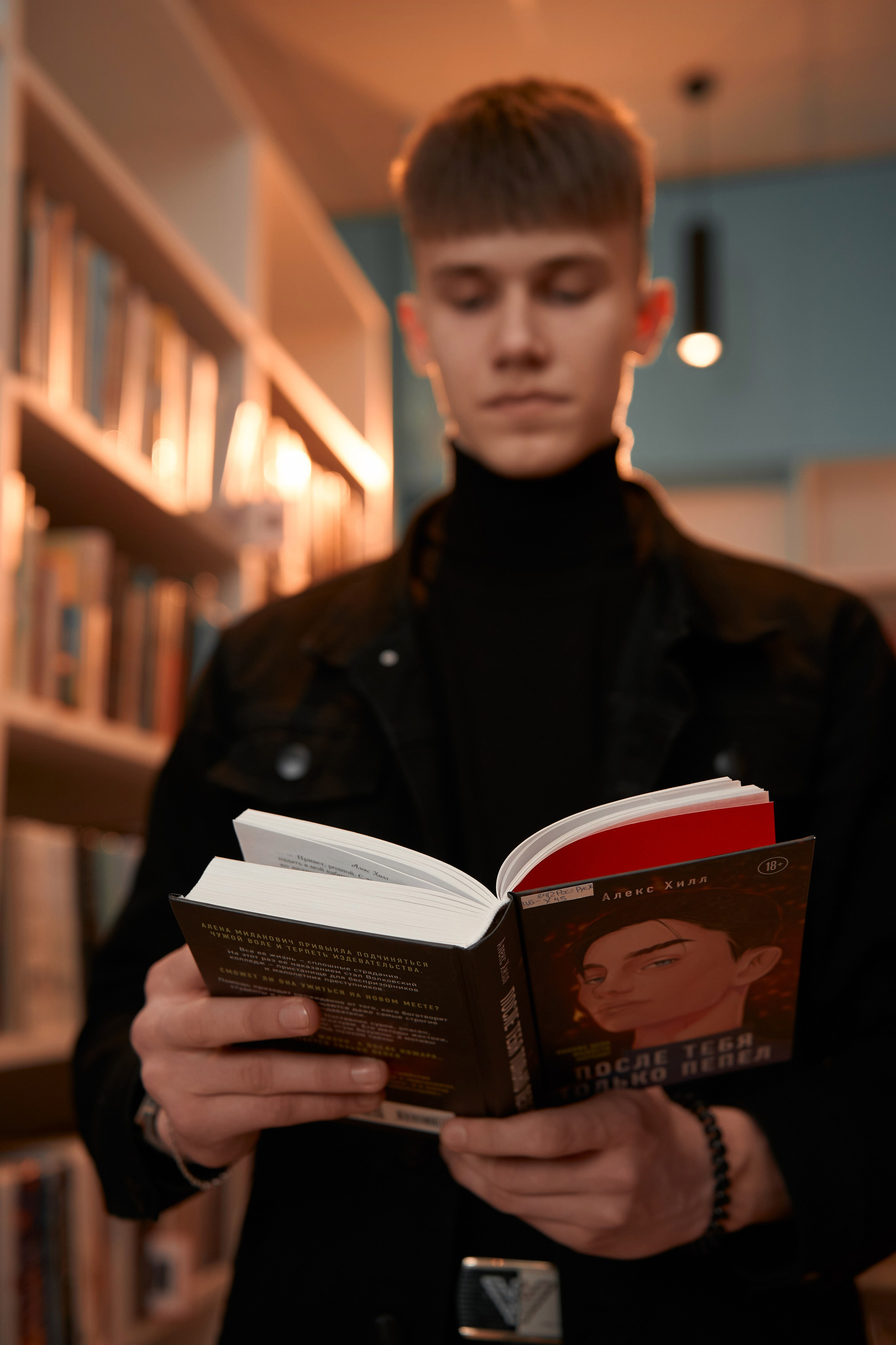 Артём в библиотеке. Фотограф и видеограф Павел Серобабов