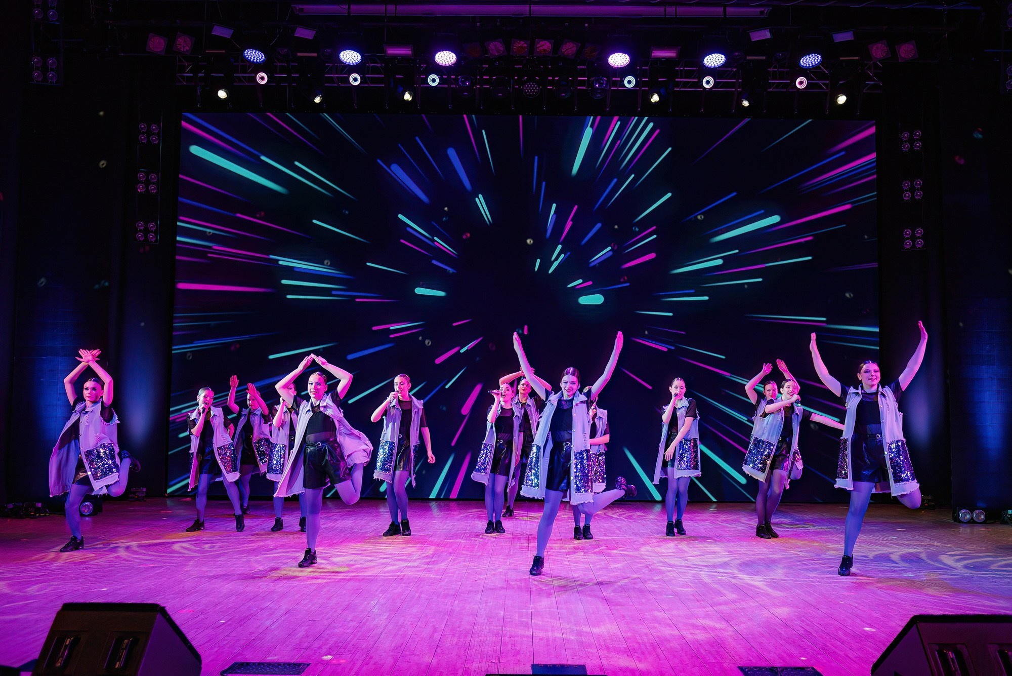 Отчетный концерт Образцового коллектива Алтая театра эстрадной песни «Созвездие». Свадебный и репортажный фотограф Никита Сницарев в Барнауле