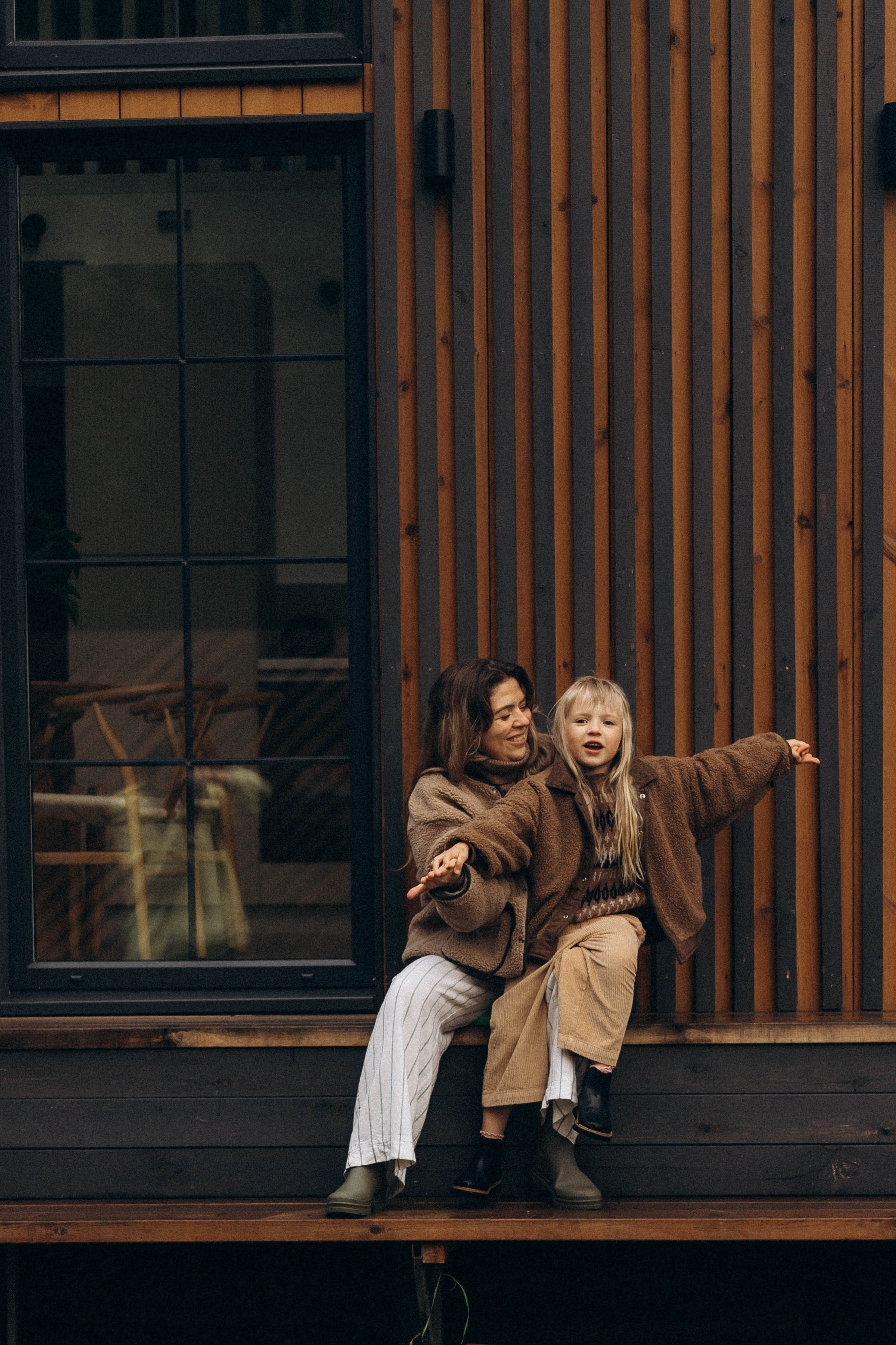 Фотосессия у дома во дворе мама и дочка. Фотограф Екатеринбург Кокшарова Александра