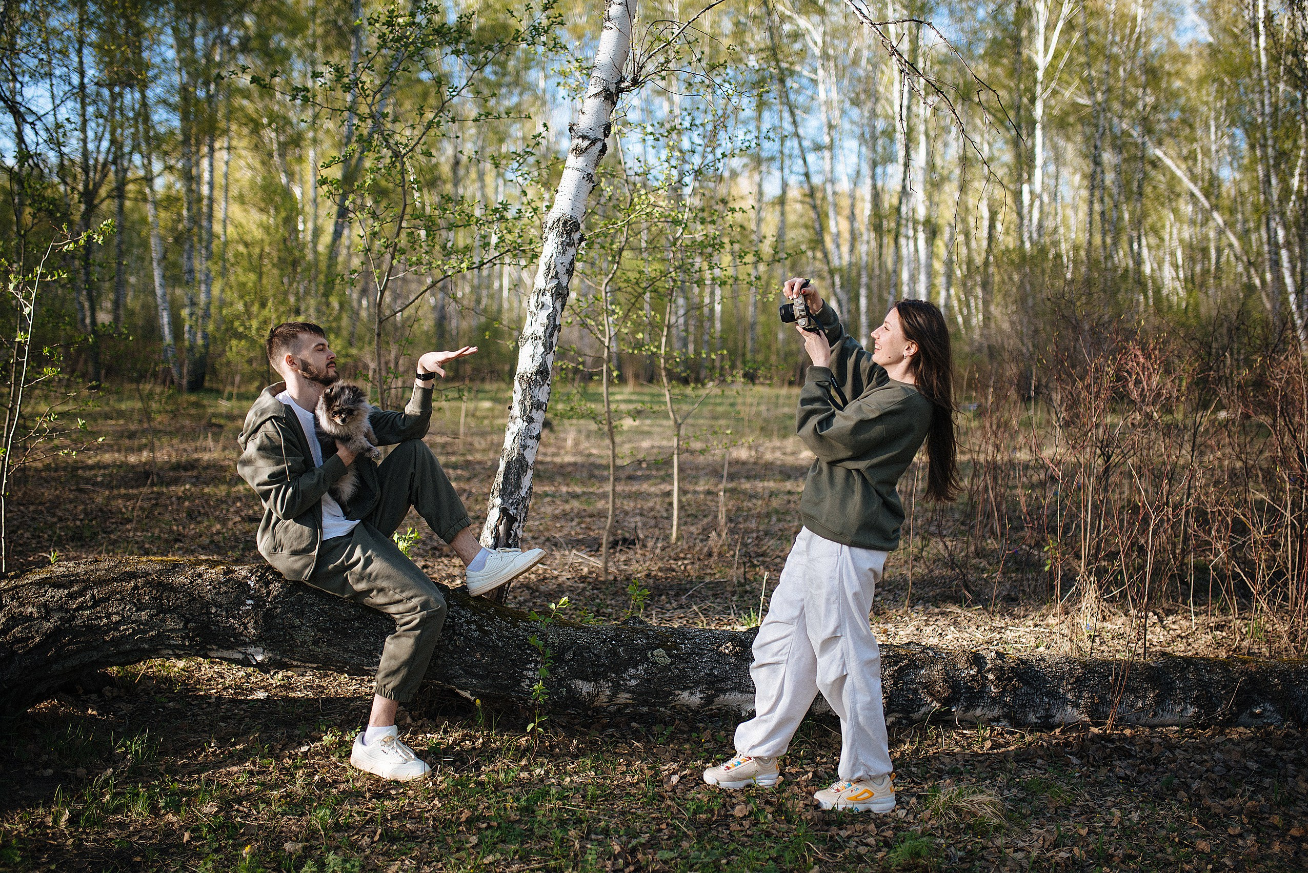 Прогулочная фотосессия lovestory с собачкой. Семейный фотограф Дарья Едапина Новосибирск. Фотограф Дарья Едапина Новосибирск