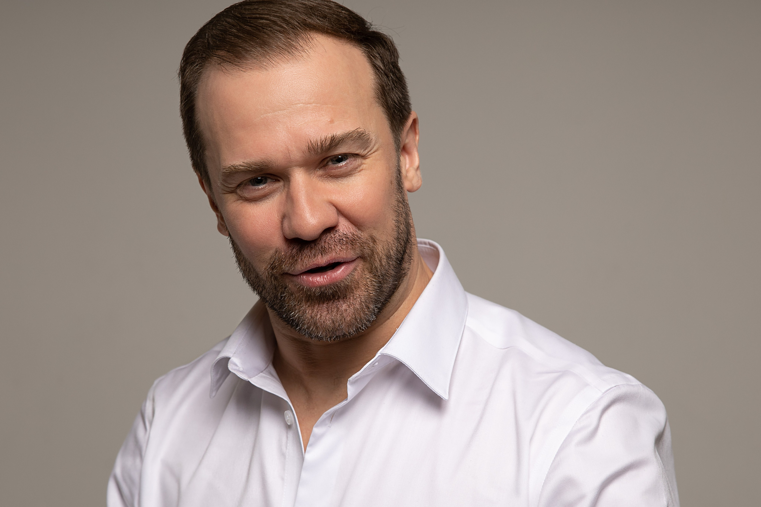 Актёрское портфолио. ФОТОГРАФ РАДОСТИ Фотосессия в студии СПб. Портретный фотограф — Юрий Торлопов