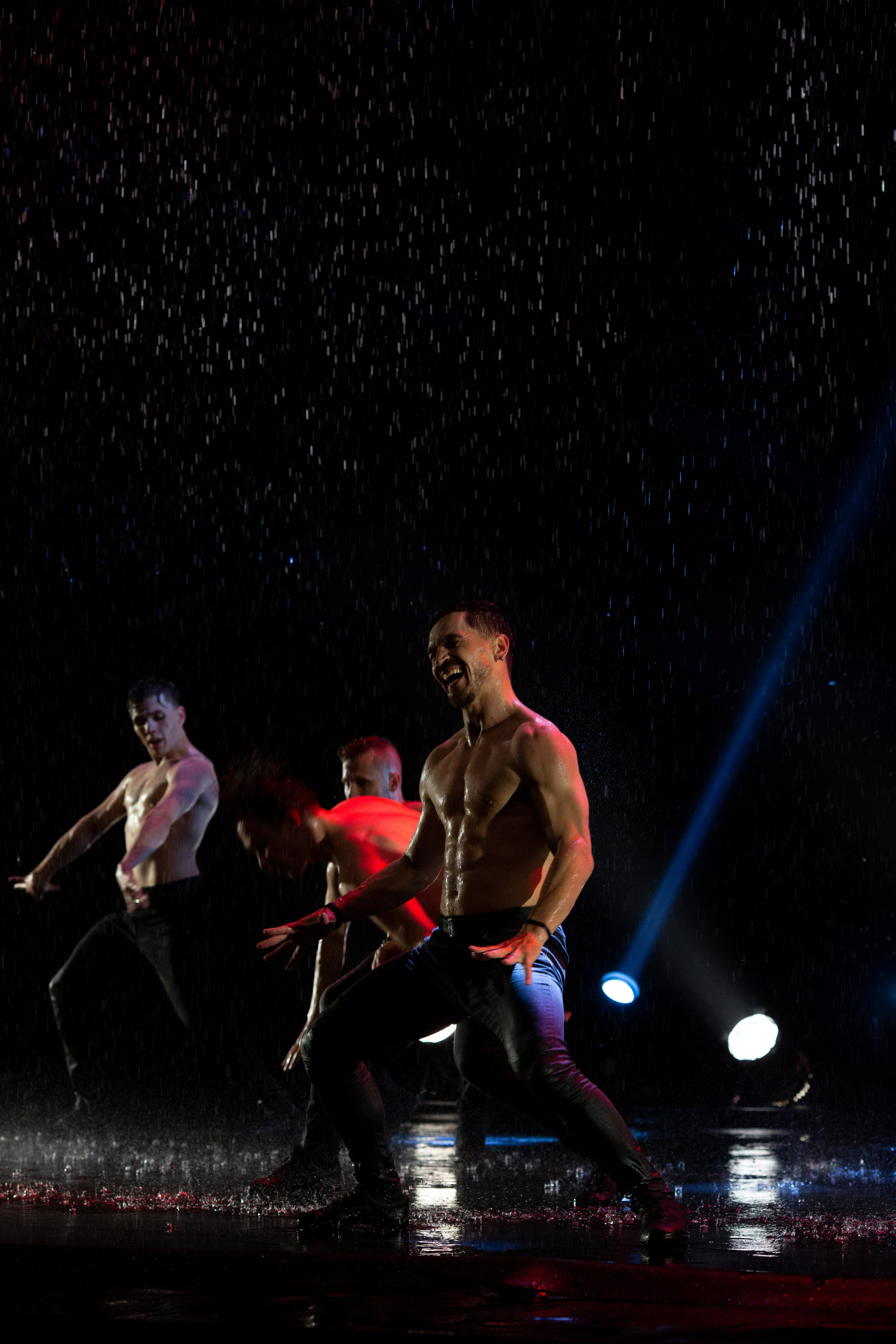 Искушение. Танец под дождём. Фотограф Антонина Свешникова. ВЫПУСКНЫЕ ФОТОКНИГИ для детских садов и школ. Москва, Владимир