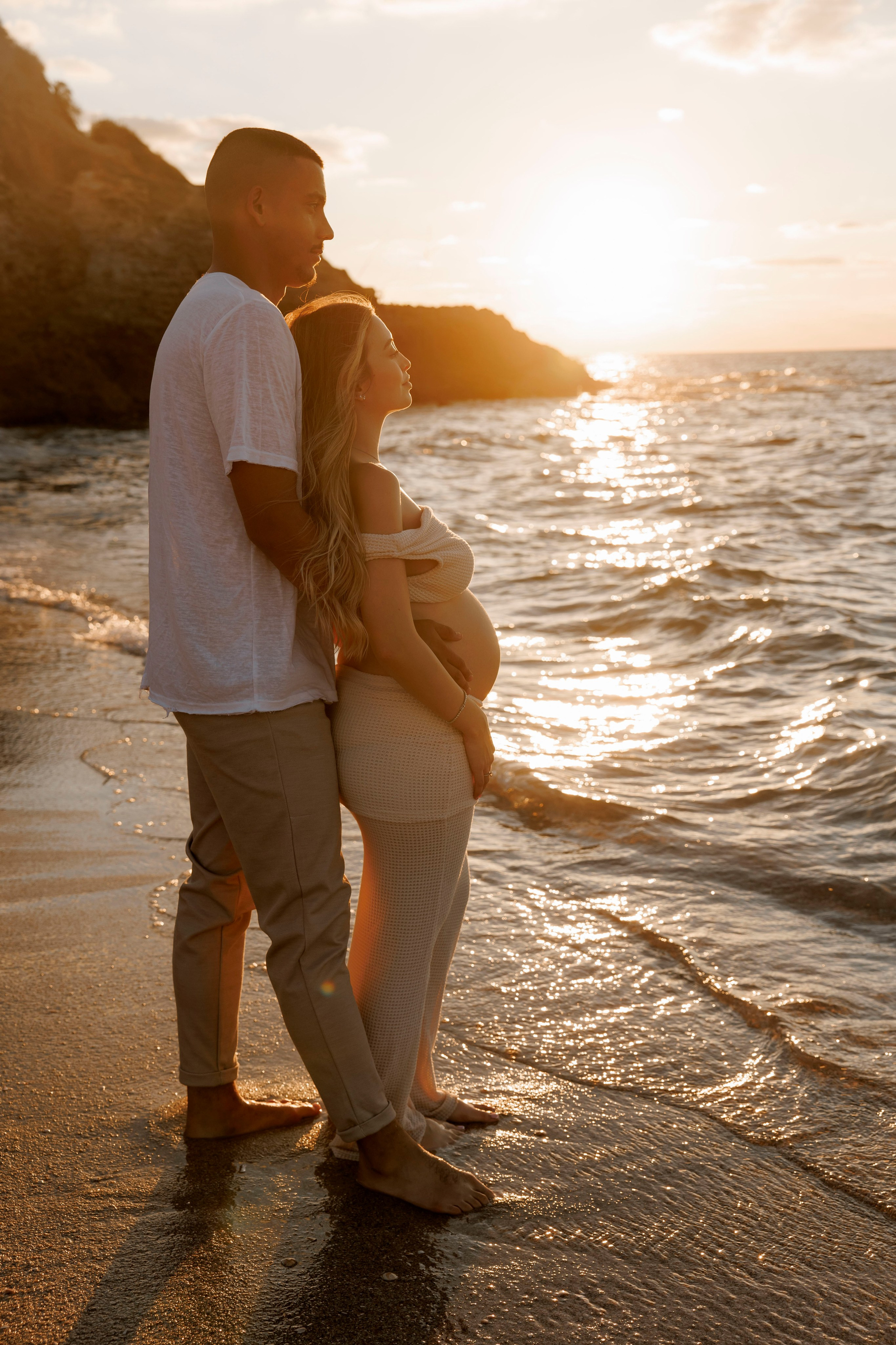 Pregnancy photoshoot near the sea. Wedding and family photographer