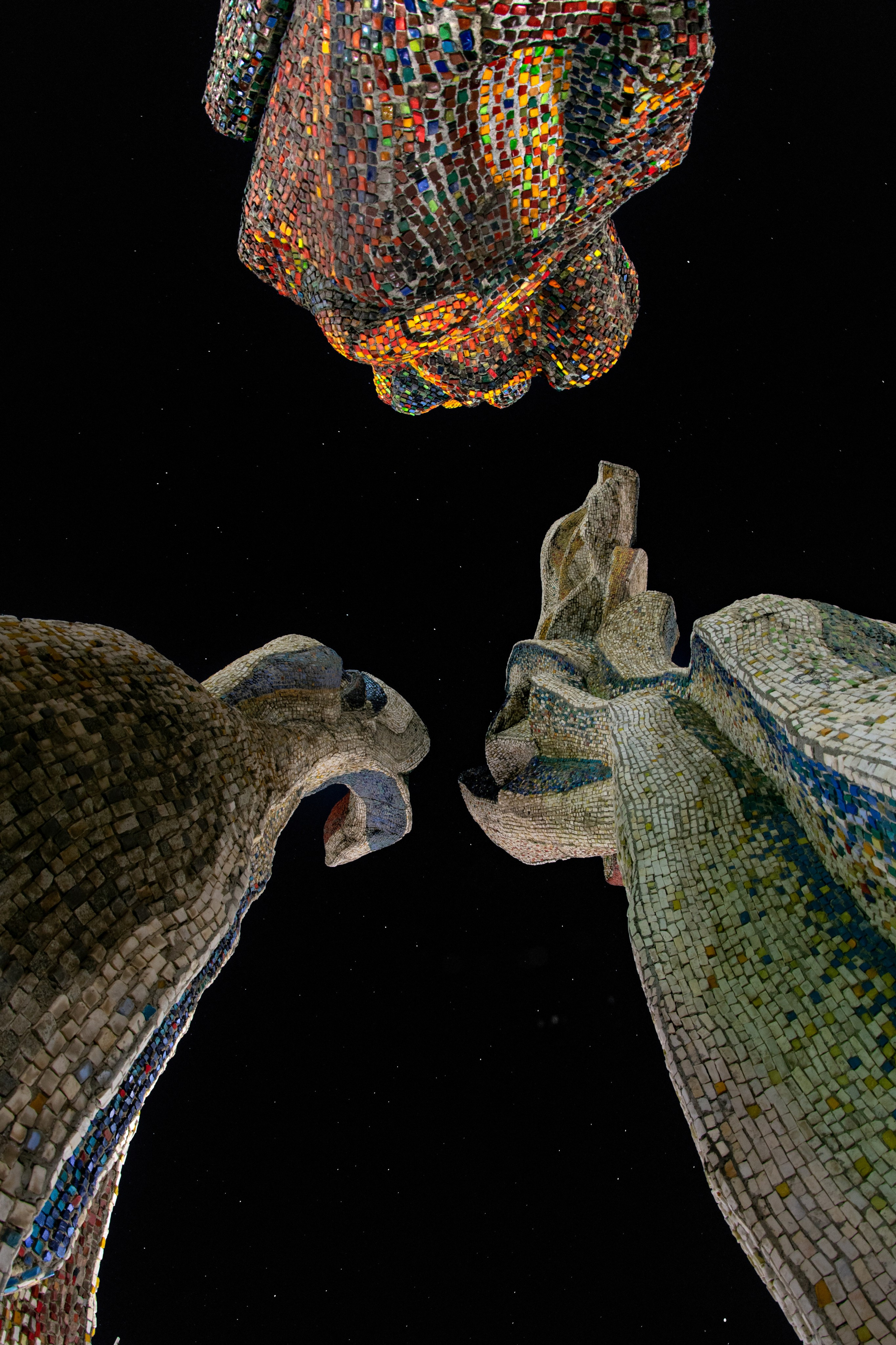 Скульптура Ильдара Ханова "Ангел хранитель" на фоне звёзд