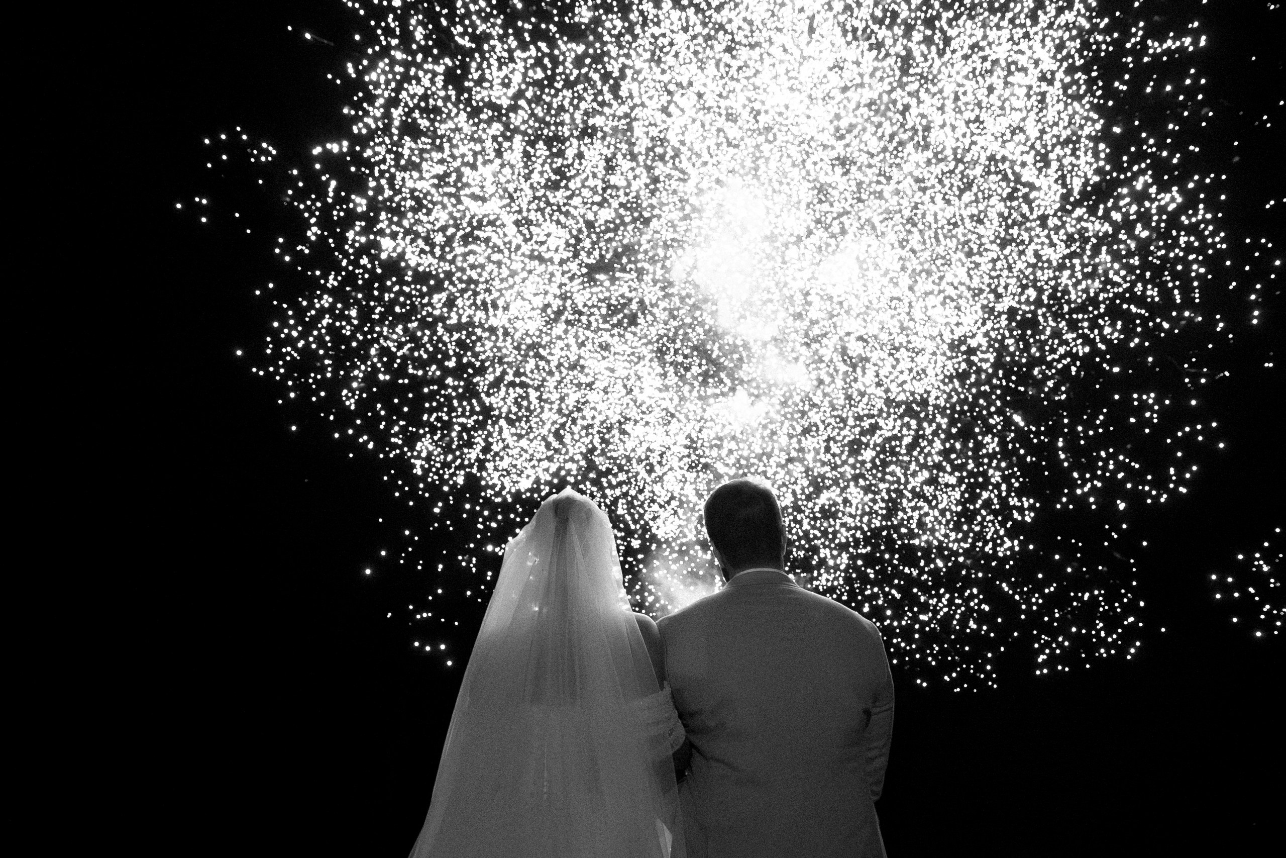 Здравствуйте! Я свадебный фотограф из Ульяновска, работаю в том числе по всей России и с выездом за границу. Снимаю свадьбы, lovestory, корпоративы, светский репортаж. Провожу обучение по фотографии, мастер-классы и воркшопы для других фотографов.