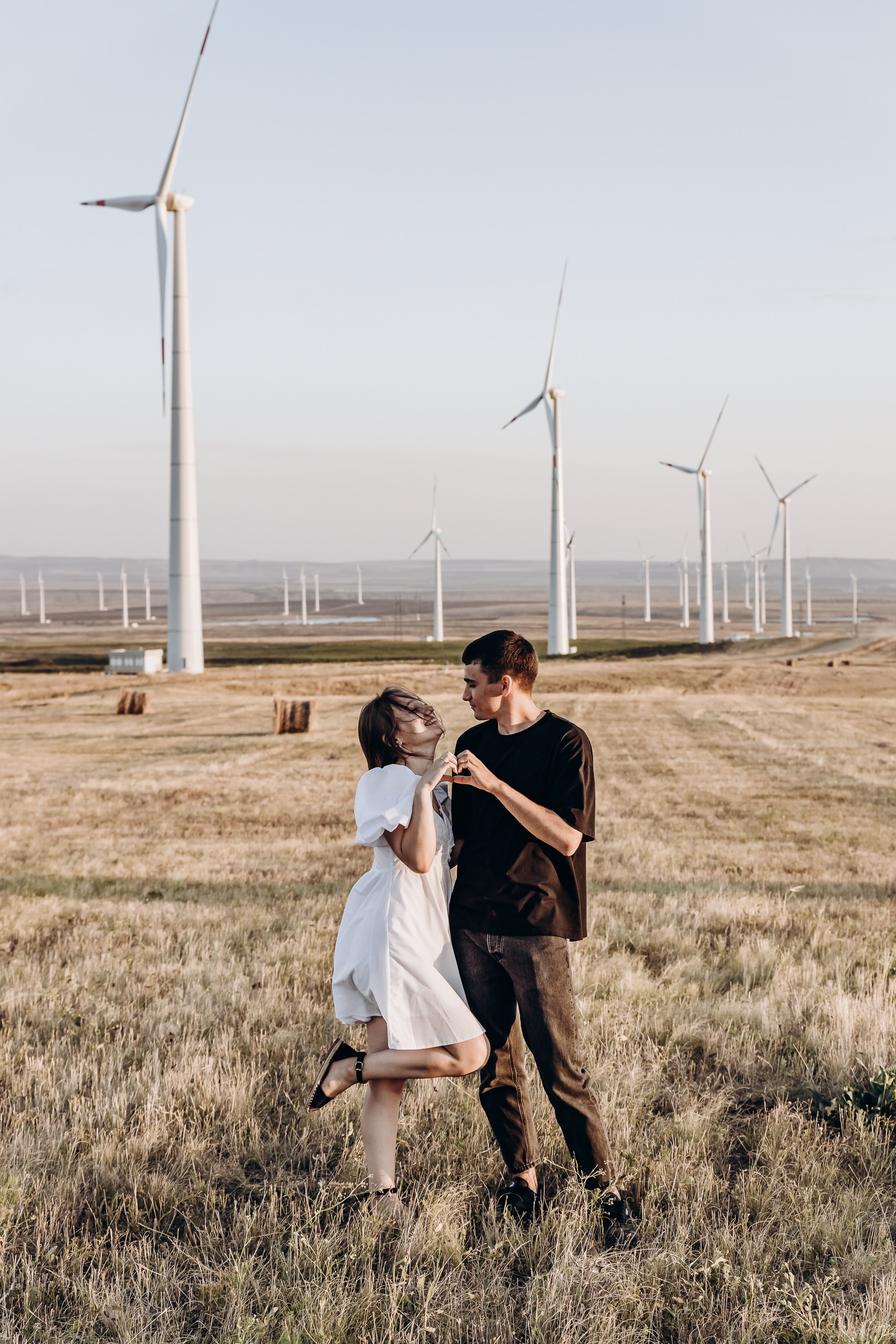 Творческая сессия: пара рисует друг друга во время свидания.