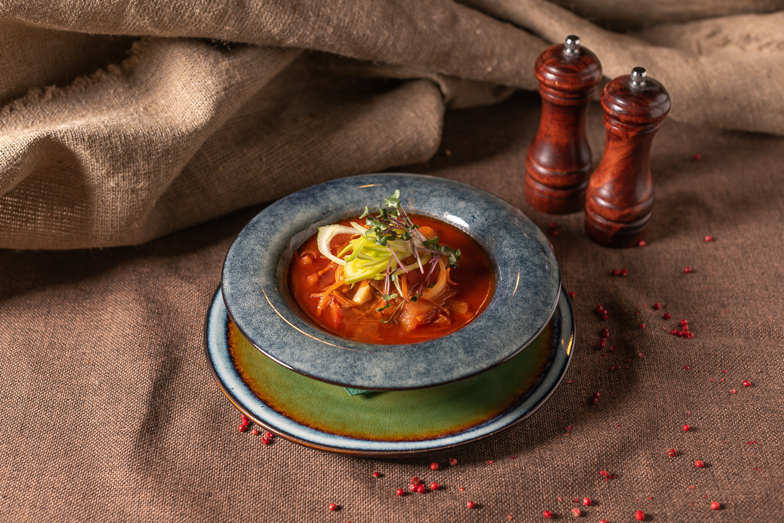 Тёмный фон, глубокие тени, драматичный свет, еда как главный герой в нуар-кино. Профессиональный фото и видео контент для бизнеса