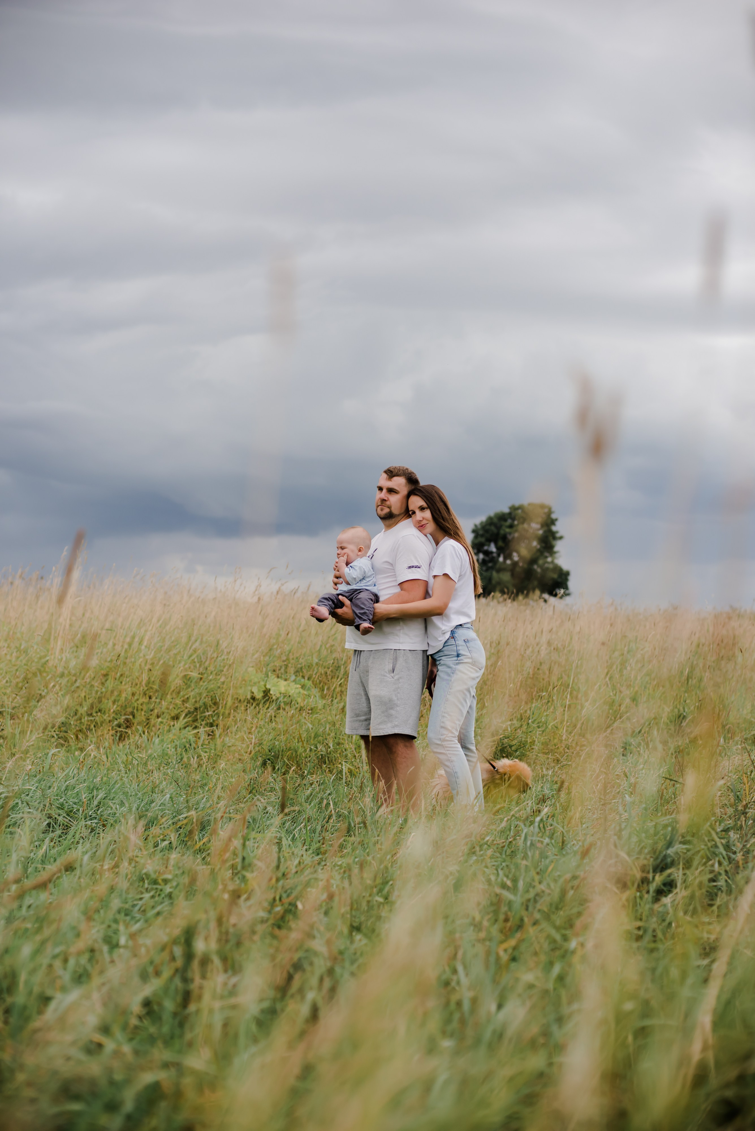 Анна и ее семья, фотосессия в поле. Свадебный и семейный фотограф Евгения Кононова