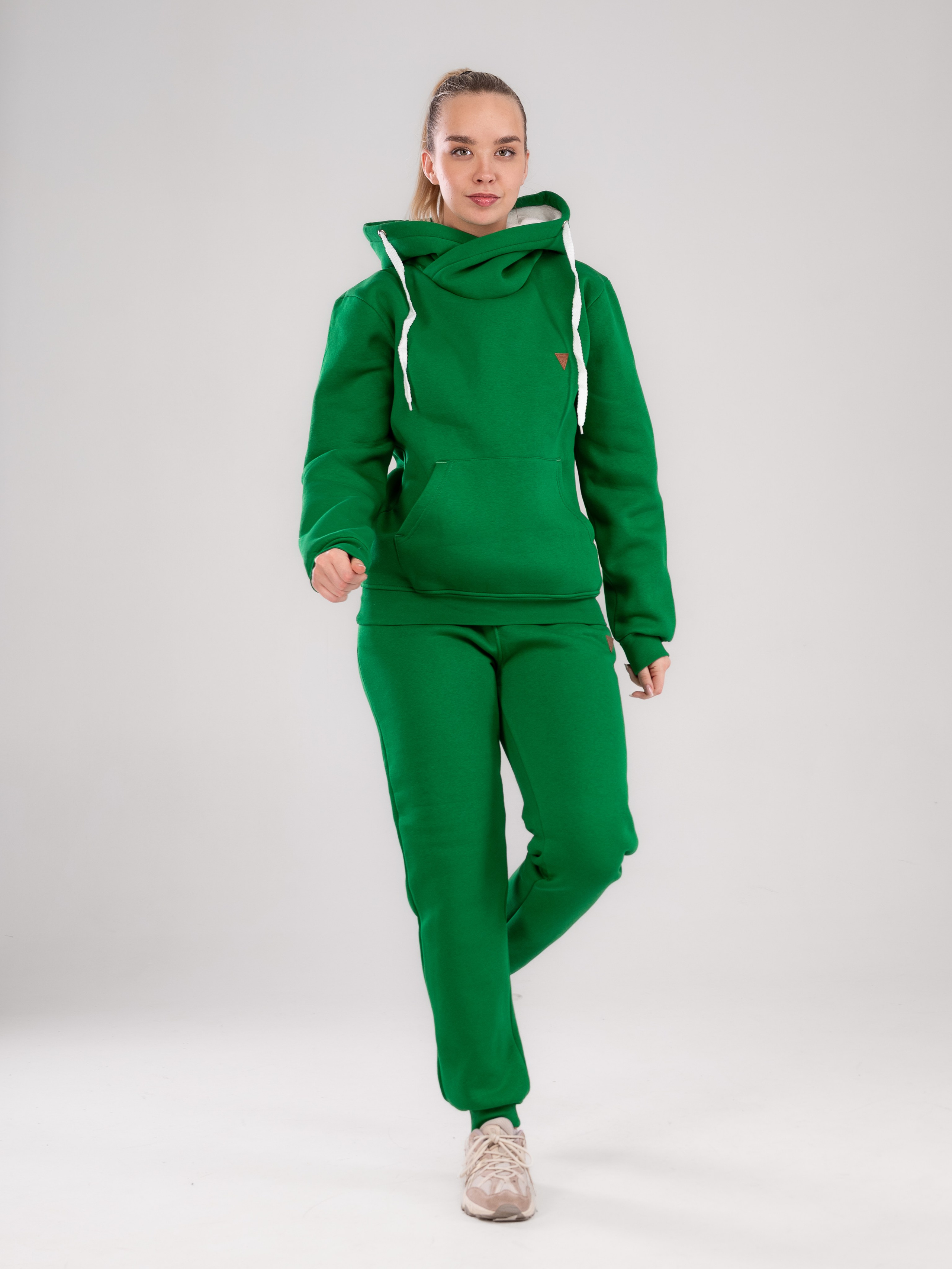 Спортивные костюмы и брюки с большой палитрой цветов!. Предметный фотограф, фото для маркетплейсов Пятигорск, КМВ