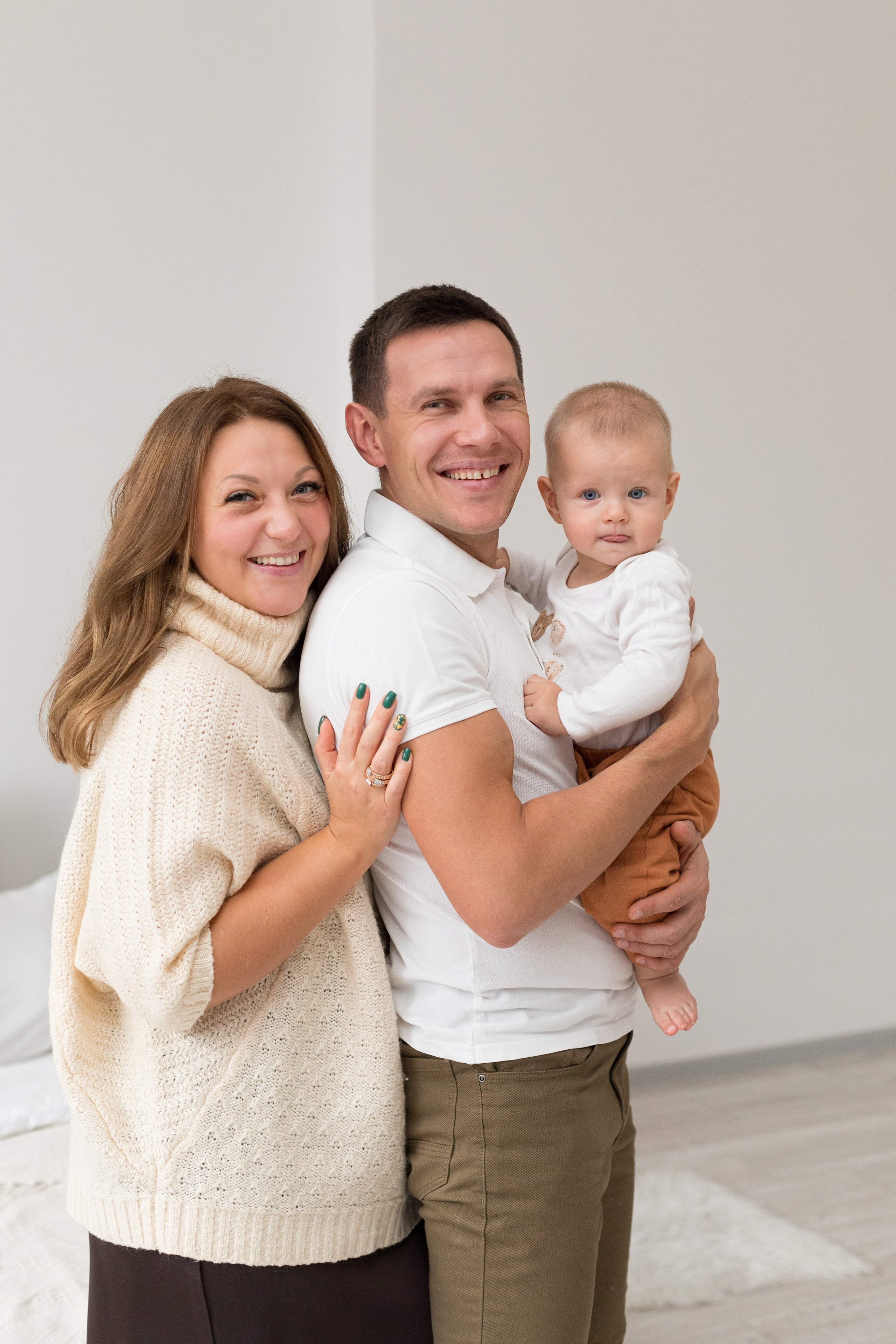 Студийная новогодняя фотосессия семьи. Детский и контент фотограф Надя Волкова Санкт-Петербург