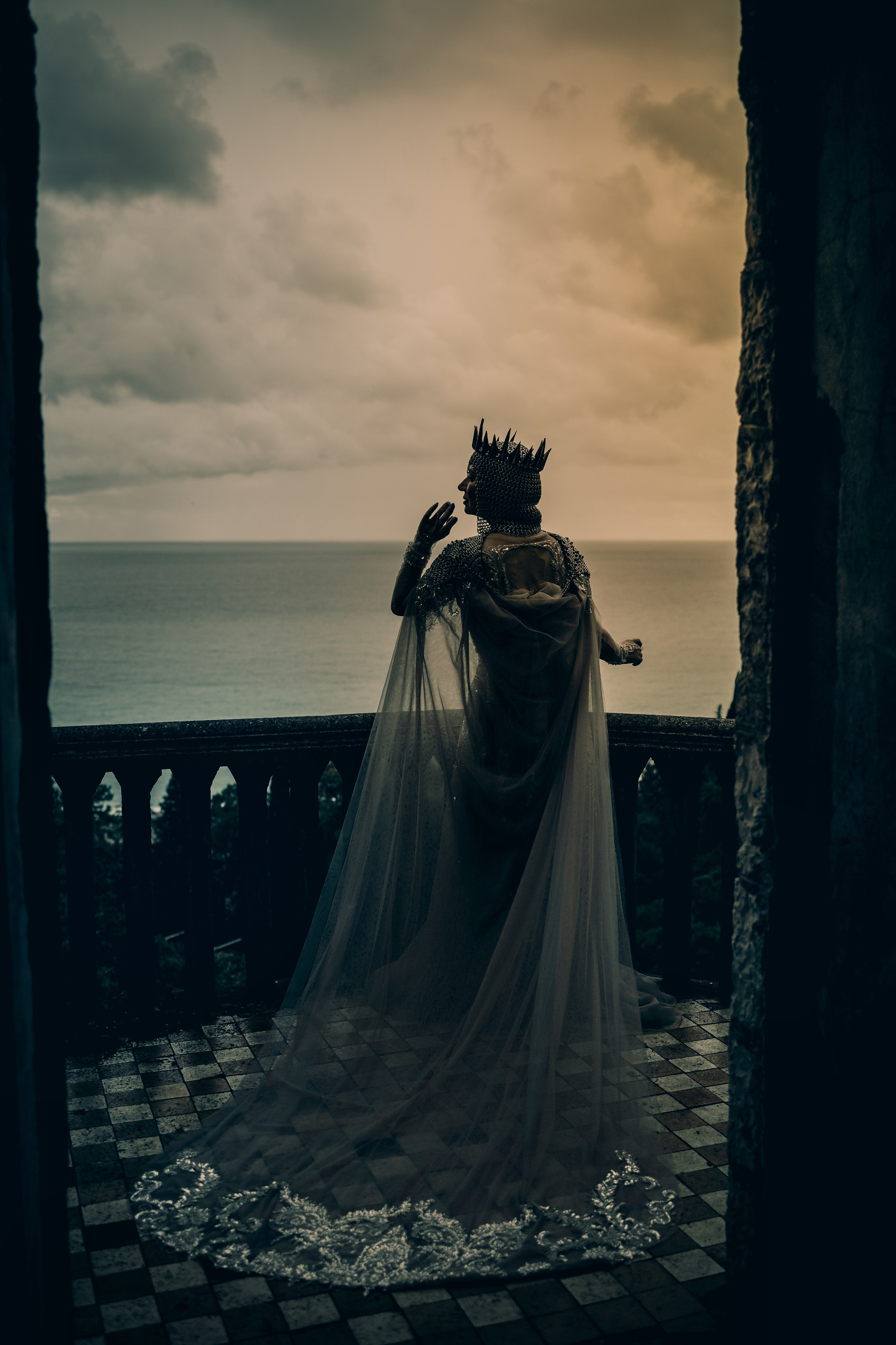 Индивидуальная художественная женская арт фотосессия в замке в абхазии в москве косплей корона костюм от кутюрье сказочное платье 