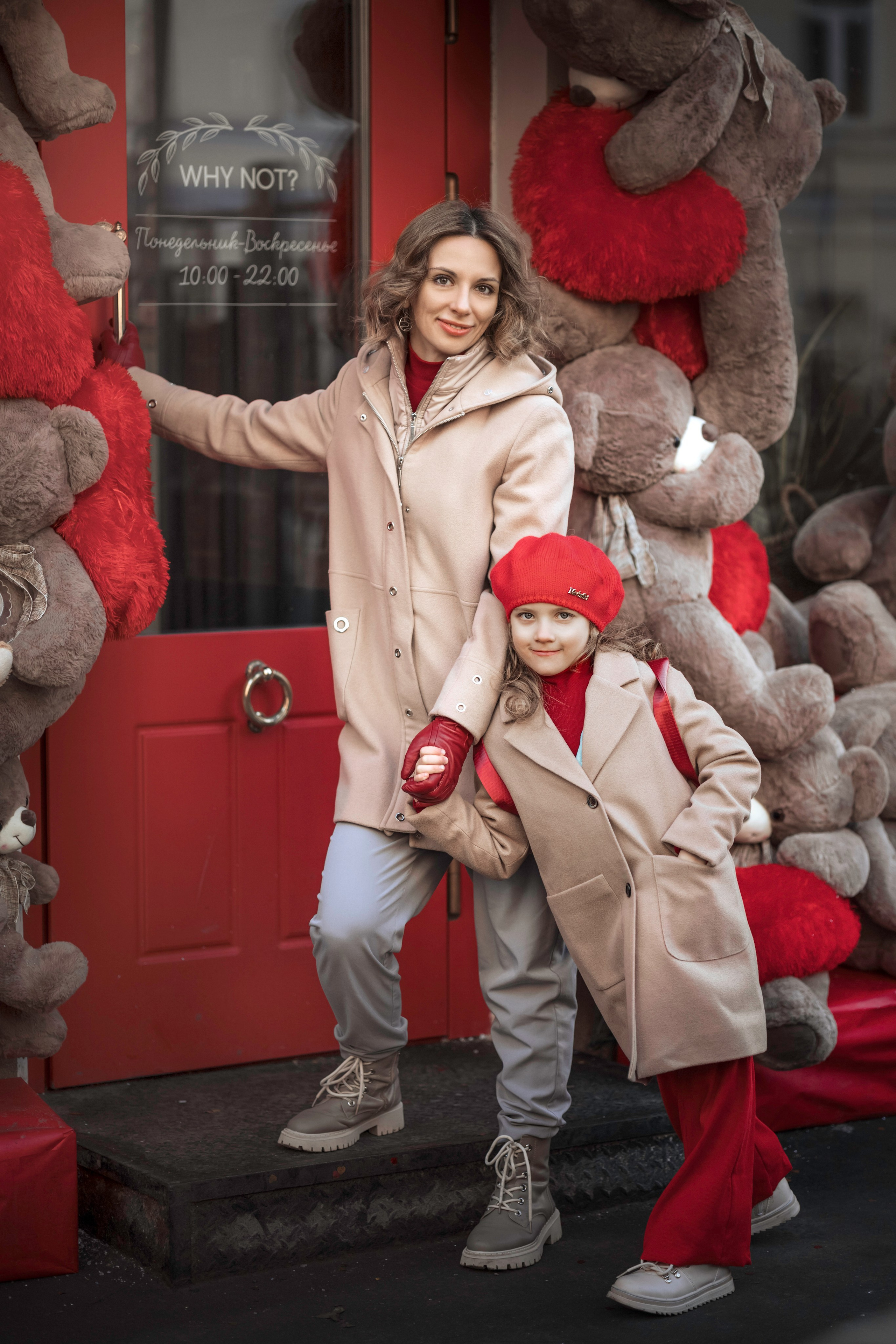 Семейная фотосъемка в Москве для мамы и дочки. Прогулка днем по новогодней Москве украшенной зимними новогодними елками и шарами, красно-бежевая, Третьяковский проезд, Манежная площадь, ГУМ-ярмарка