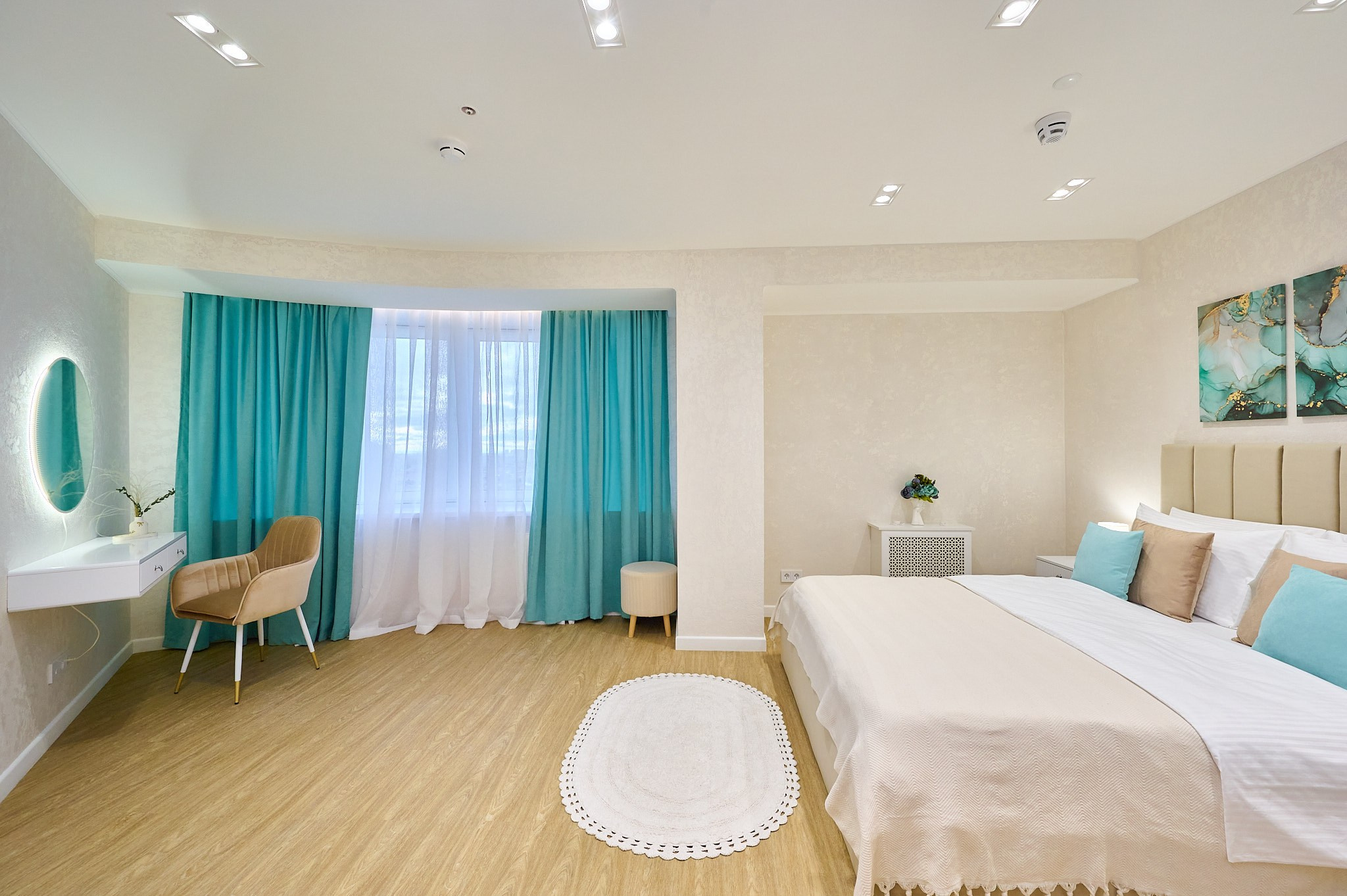 бирюзовые шторы белая постель бежевый стул