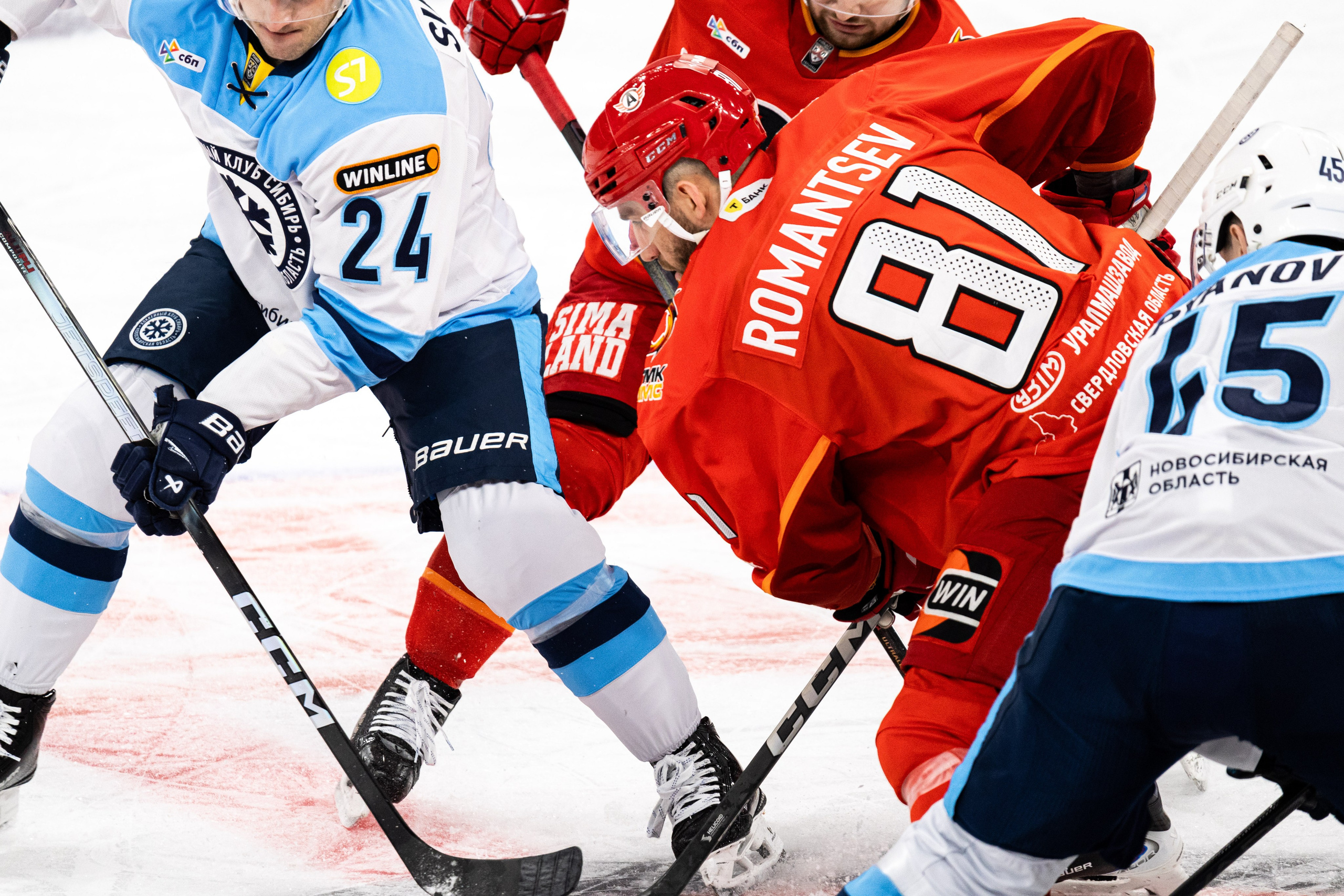 Хоккейный матч Автомобилист — Сибирь. Фотограф Родион Нарудинов