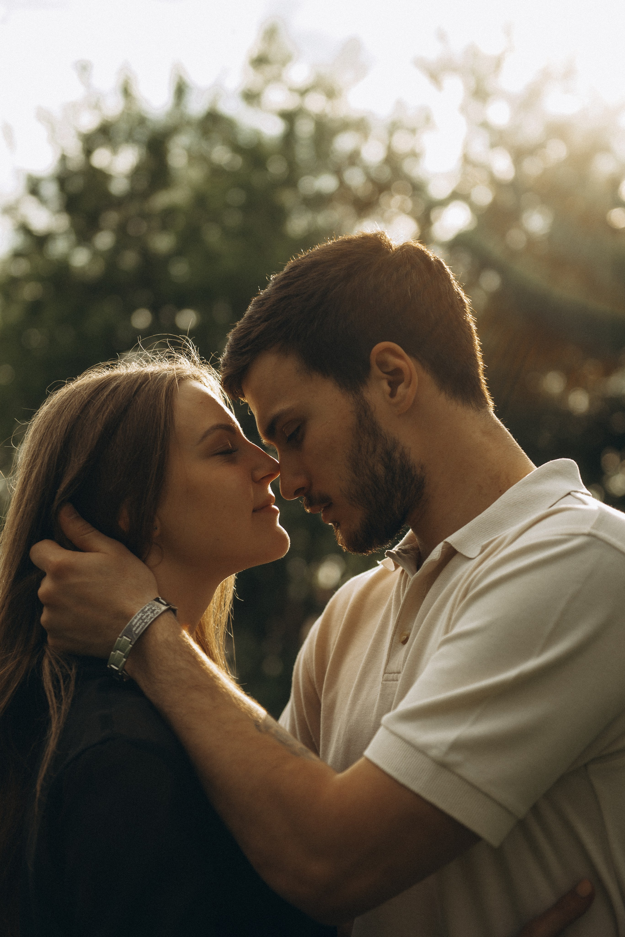 Крупный план: нежное прикосновение и близость влюбленной пары. Профессиональная фотосессия в Новосибирске, Василий Дан.