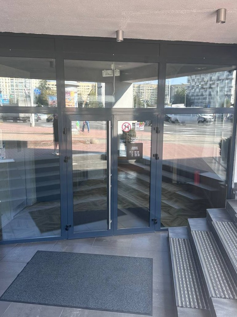 До / после. Декоратор в Минске Алёна Шевелёва. Оформление входных групп осень/зима. Декор заведений