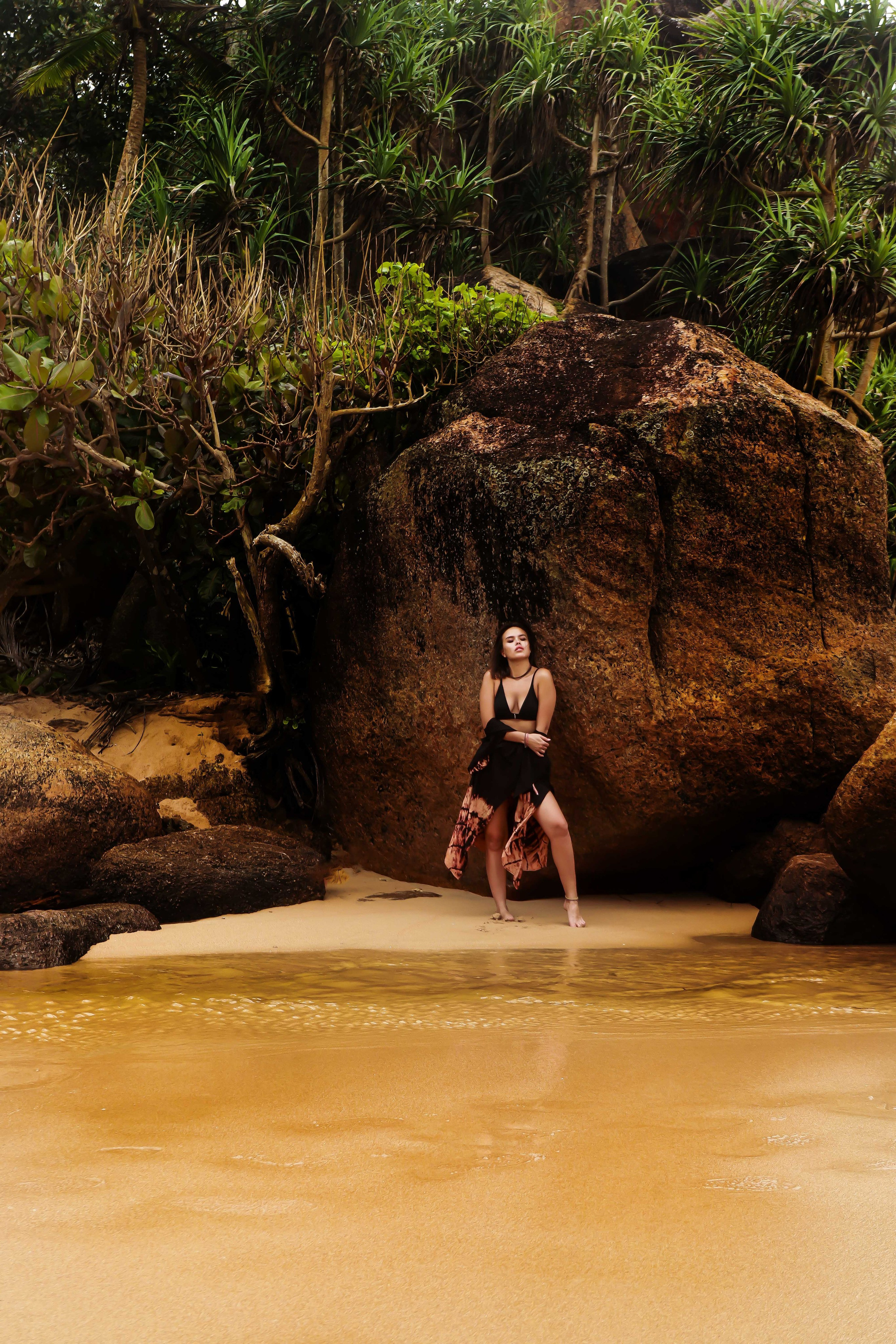 Авторская съемка среди вулканических камней Хиккадувы: воздушные туники бренда Nakota Tuwa в движении, контраст нежных тканей и дикой природ. Фотограф на Шри-Ланке
