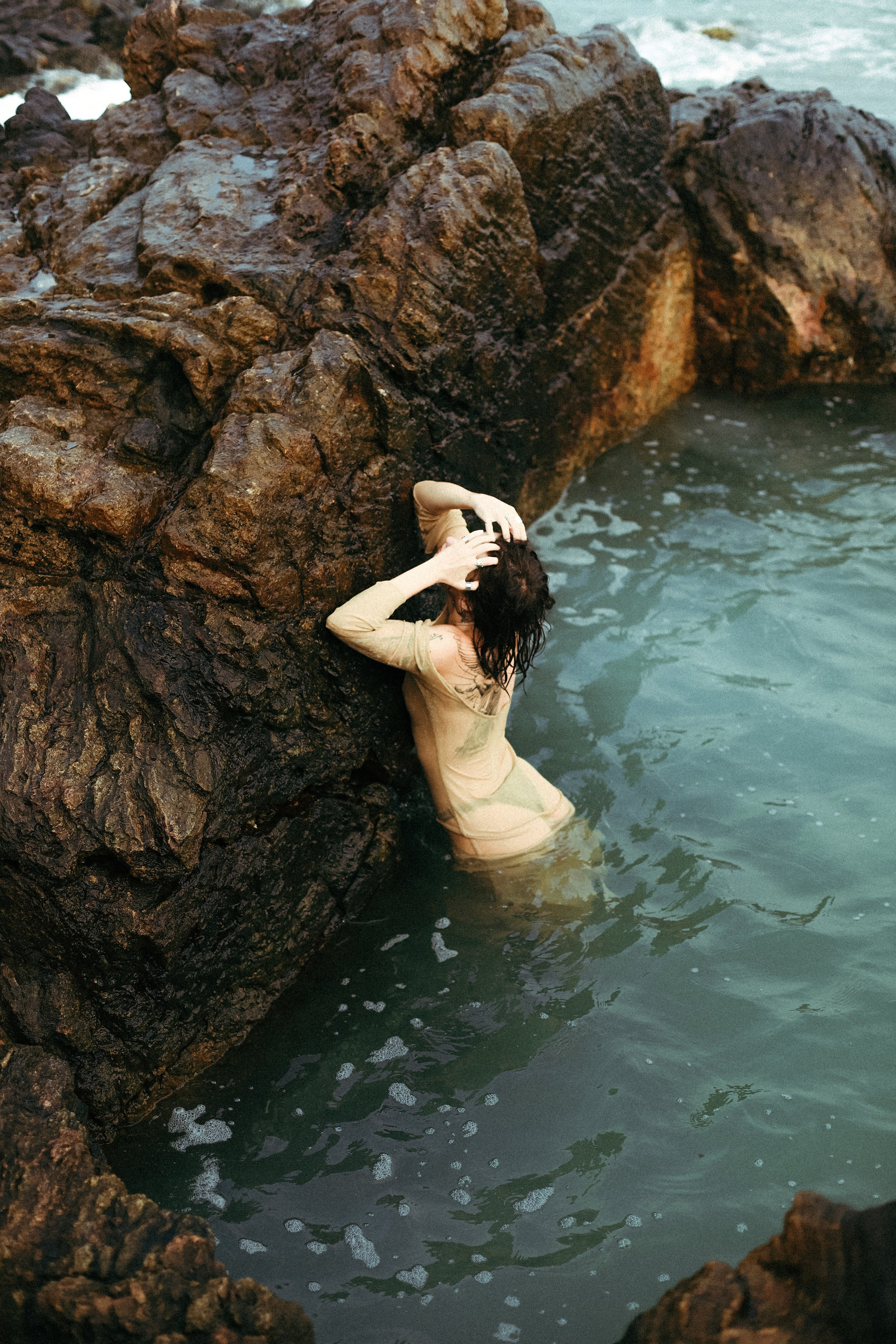 Эстетичные кадры на закате: девушка в прозрачном платье на камнях у отеля Naomi Beach | Нюд-фото. Фотограф на Шри-Ланке