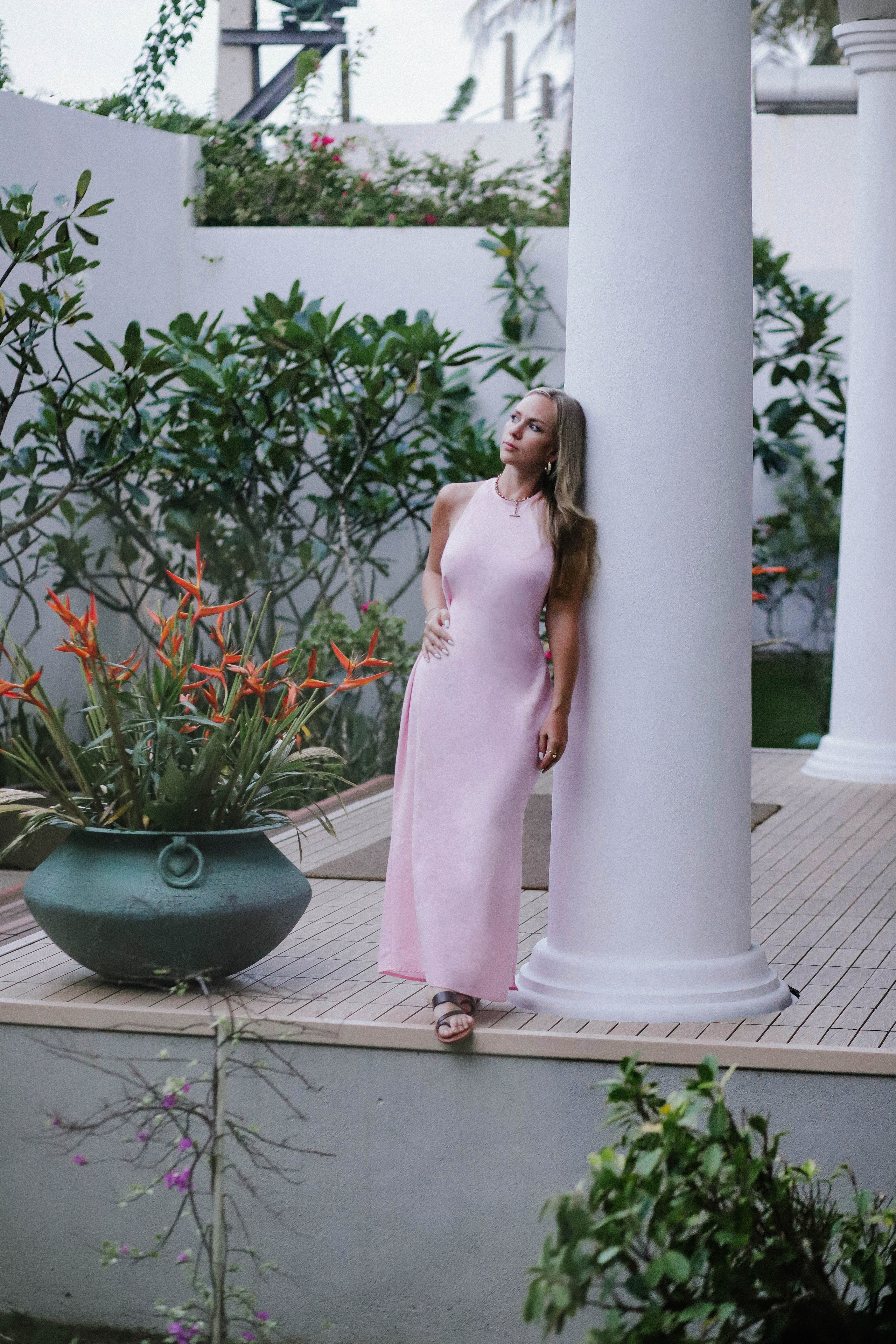 Девушка на вилле Brisa Ahangama — Стильная фотосессия в зелени и у бассейна | Шри-Ланка. Фотограф на Шри-Ланке