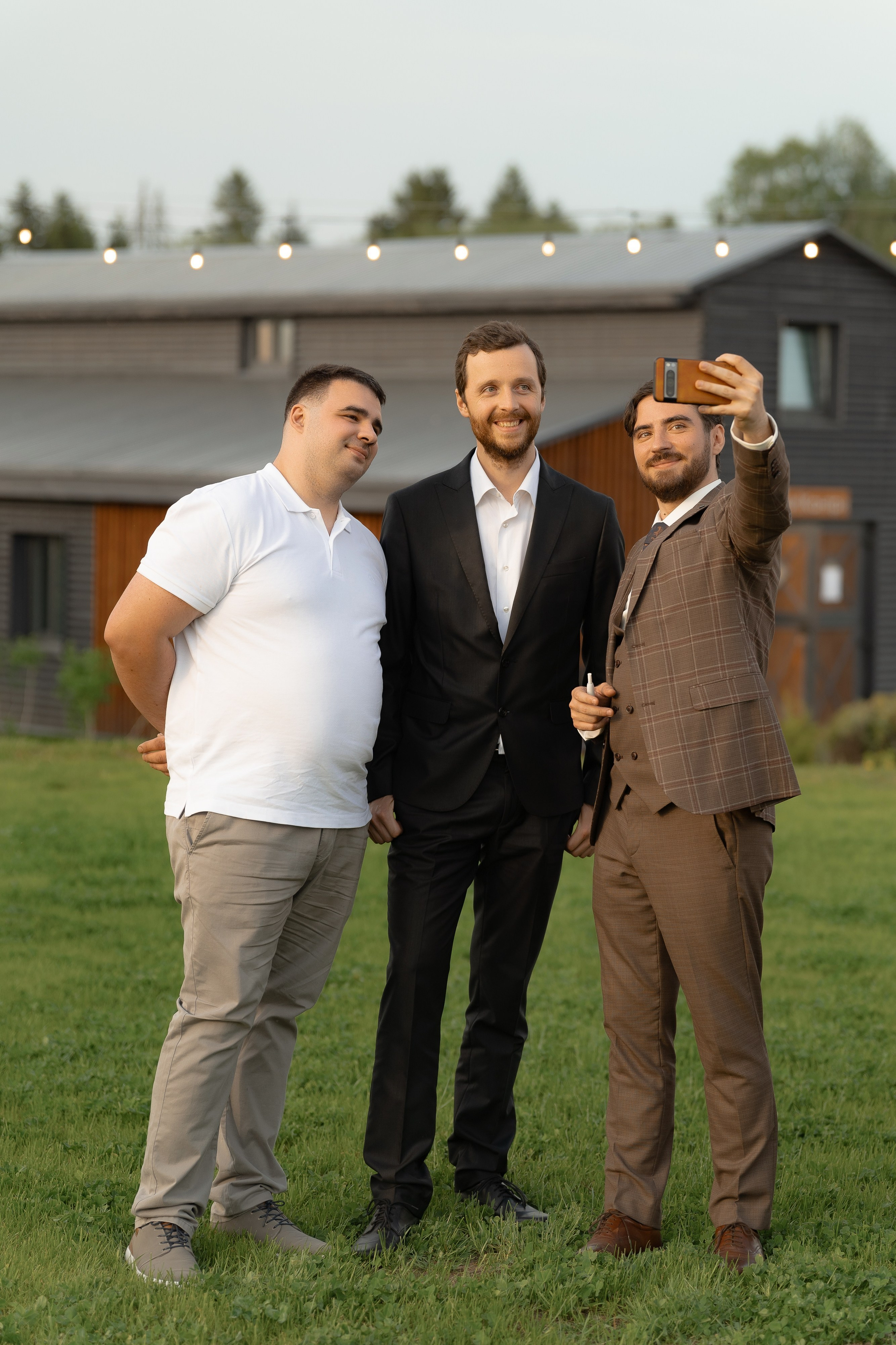 Гости перед свадебной церемонией — лёгкая сцена с селфи на лужайке