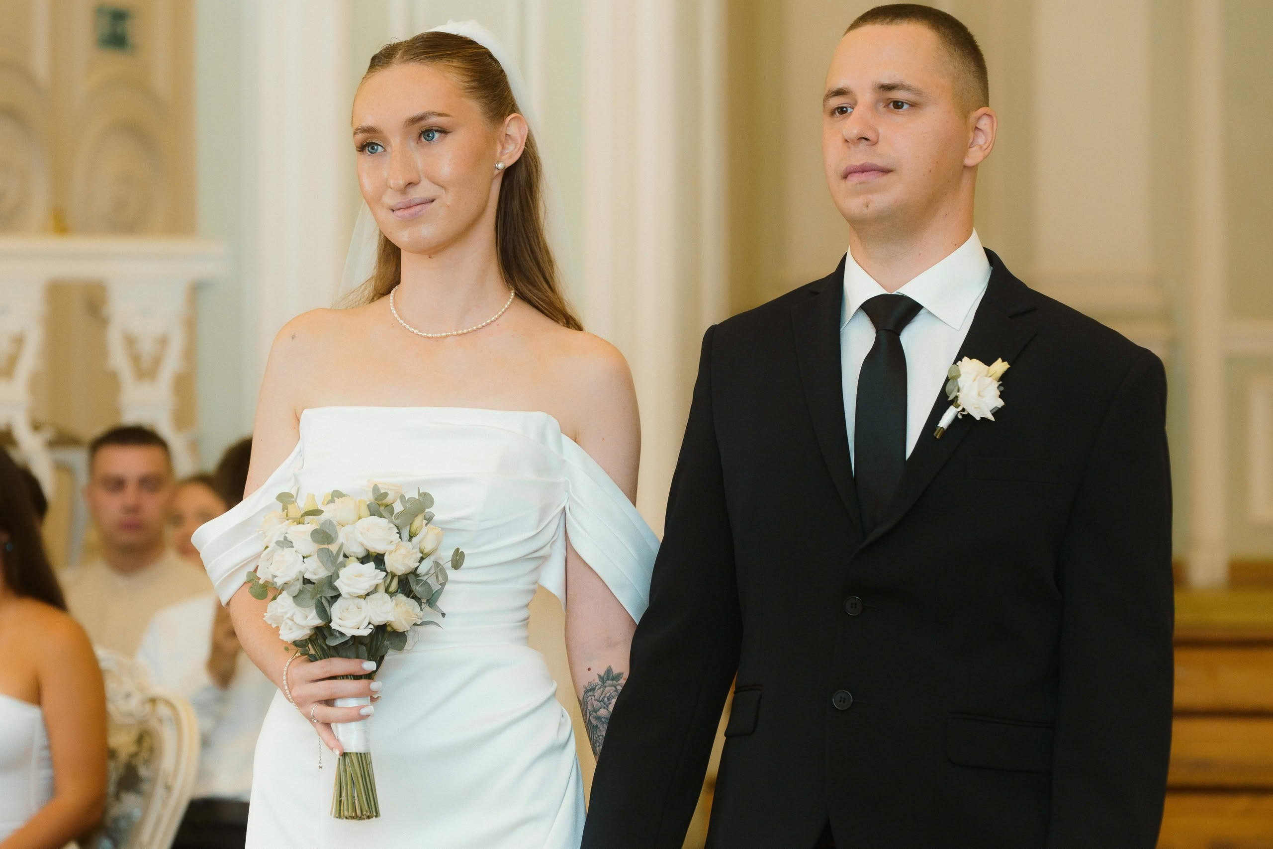 Анна и Илья во время свадебной церемонии в зале ЗАГСа Петербурга