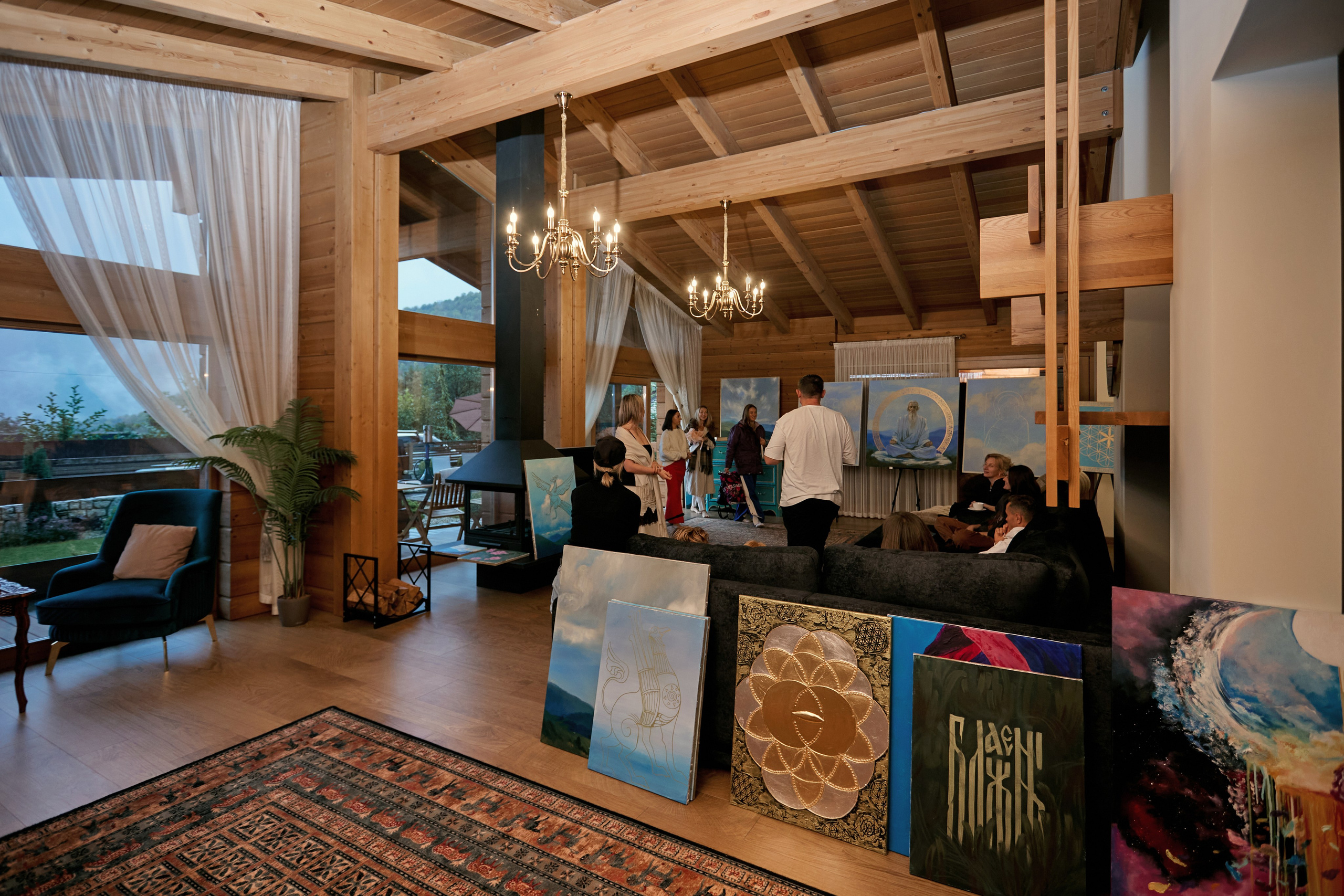 Встреча художников в небольшом загородном доме на Красной поляне. RetroChic Фото