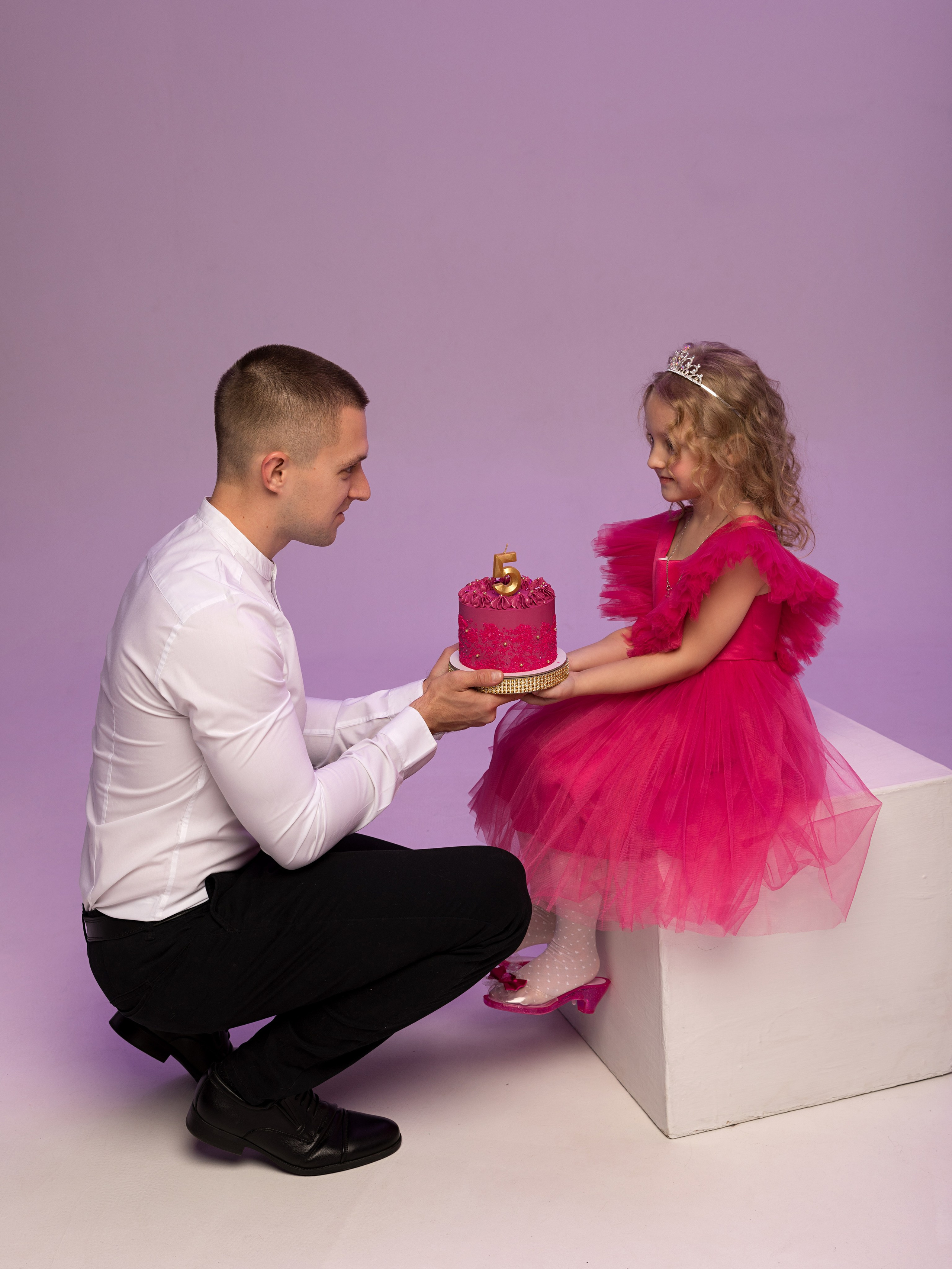 Папа дарит дочке торт на день рождения