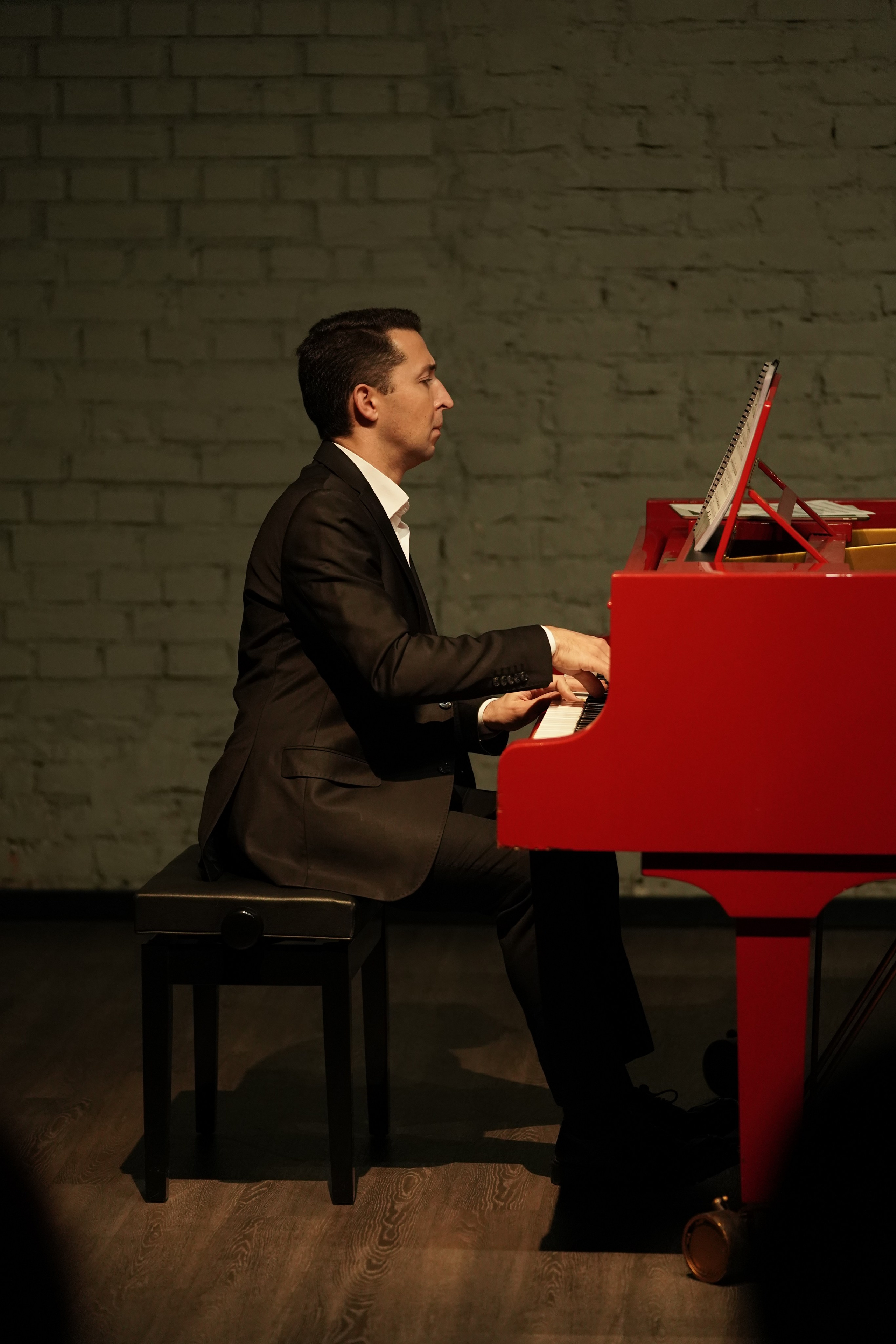 В сумраке Есенин-центра. 7/11/25. Фотограф Строгино Яна Гавриленко