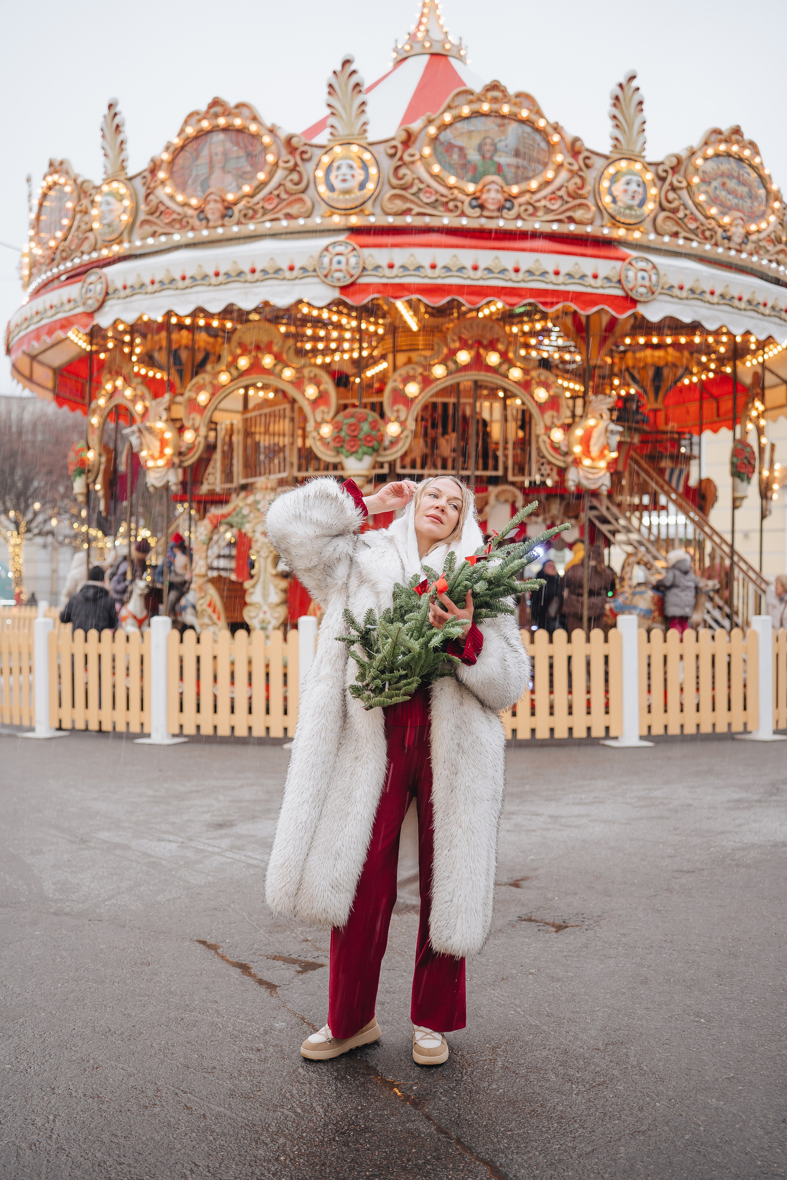ПРОГУЛКА НА МАНЕЖНОЙ ПЛОЩАДИ ДЛЯ ДЕВУШКИ ПЕРЕД НОВЫМ ГОДОМ (НОВОГОДНЯЯ ФОТОСЕССИИЯ НА МАНЕЖНОЙ ПЛОЩАДИ). Профессиональный фотограф, Санкт-Петербург — Виктория Богомолова