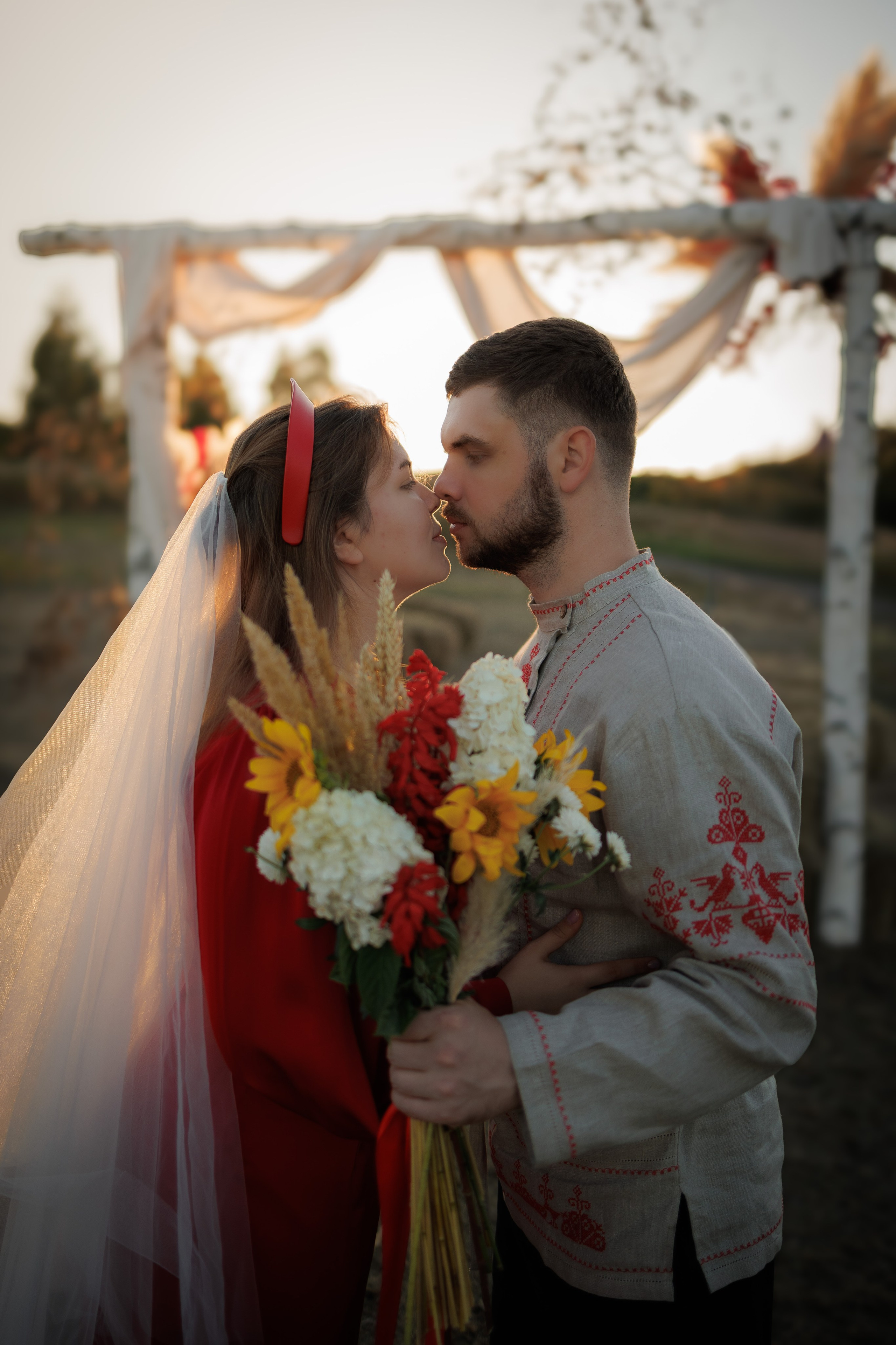 Свадебная фотосессия в Медногорске в старо русском стиле на природе. Фотограф Медногорск Кувандык Оксана Шерехода свадебные, семейные, индивидуальные, школьные фотосессии. Печать фотоальбомов