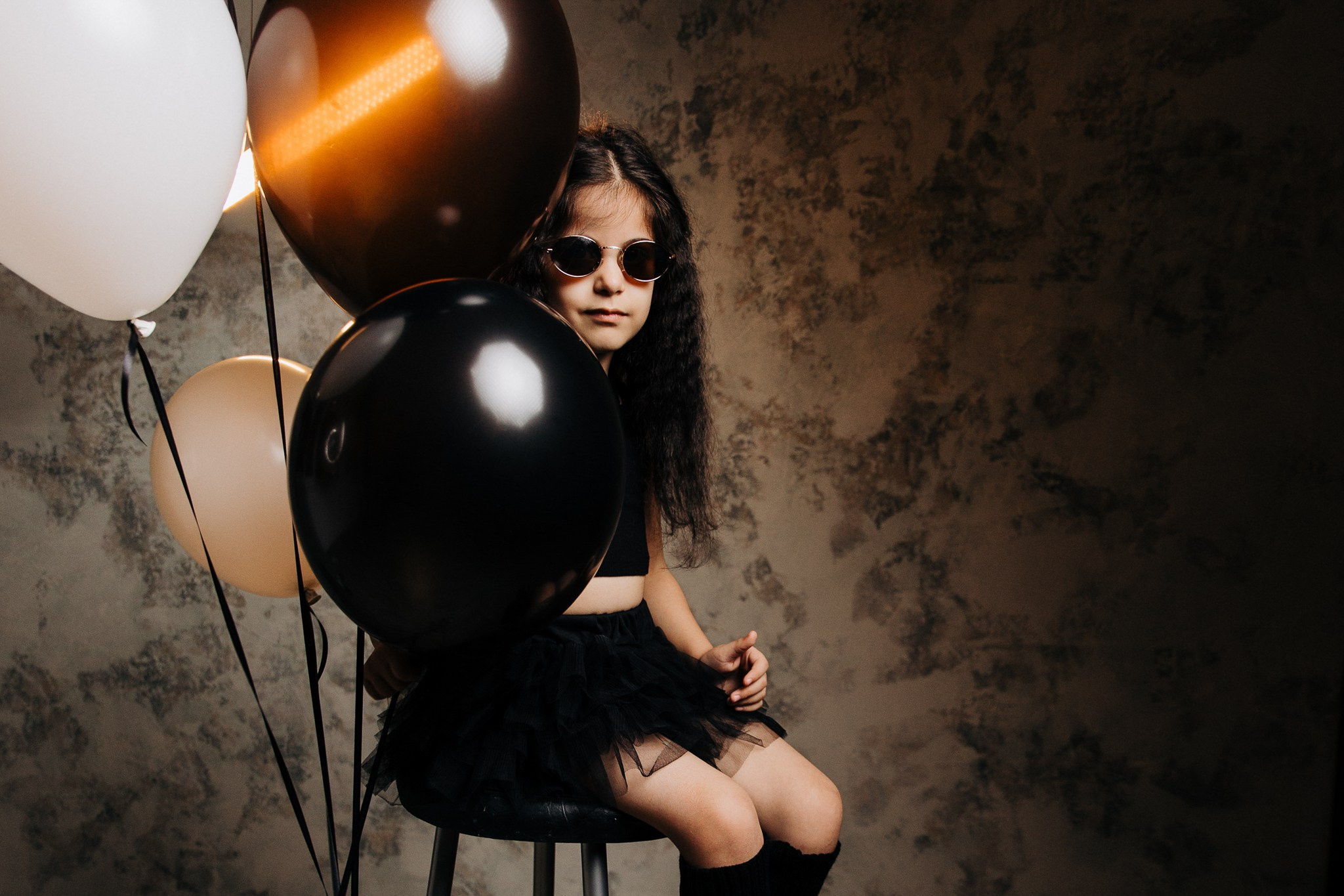 Фотосессия на день рождения в темных тонах: индивидуальность в сдержанной эстетике. Семейный и свадебный фотограф Ростове-на-Дону