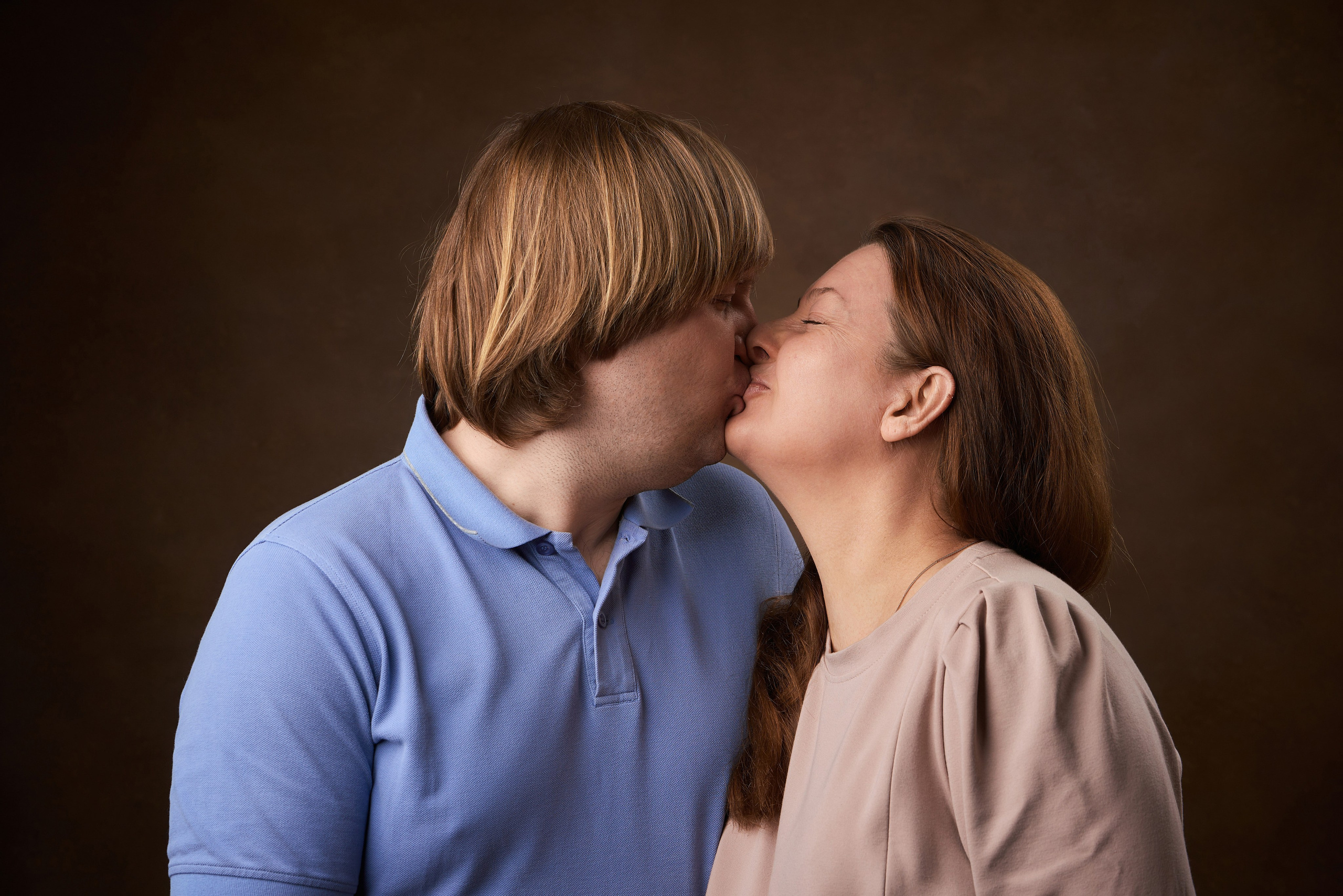 муж целует жену на фотосессии