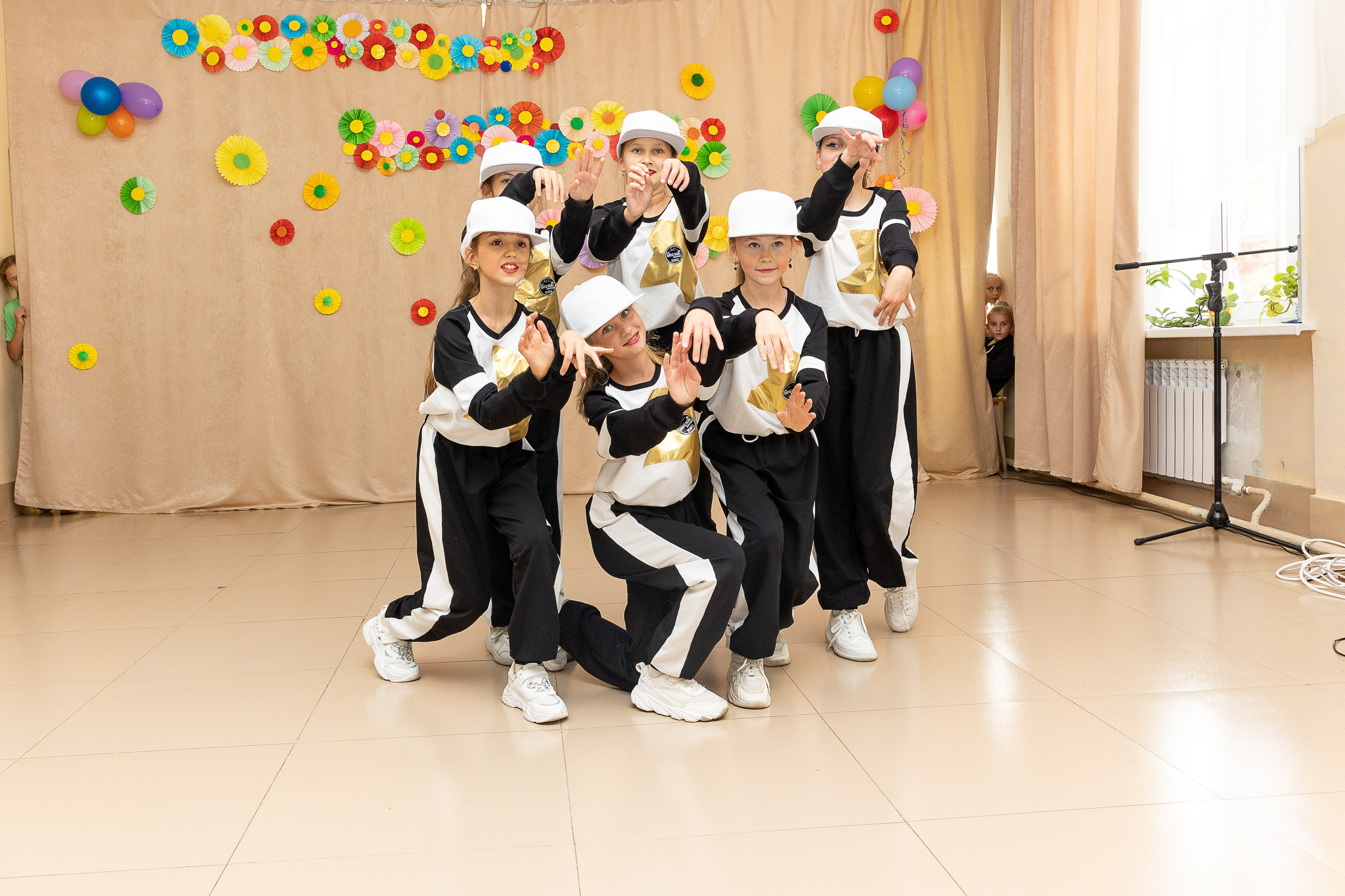 Выступление танцевального коллектива Браво. Выпускные альбомы во Владивостоке