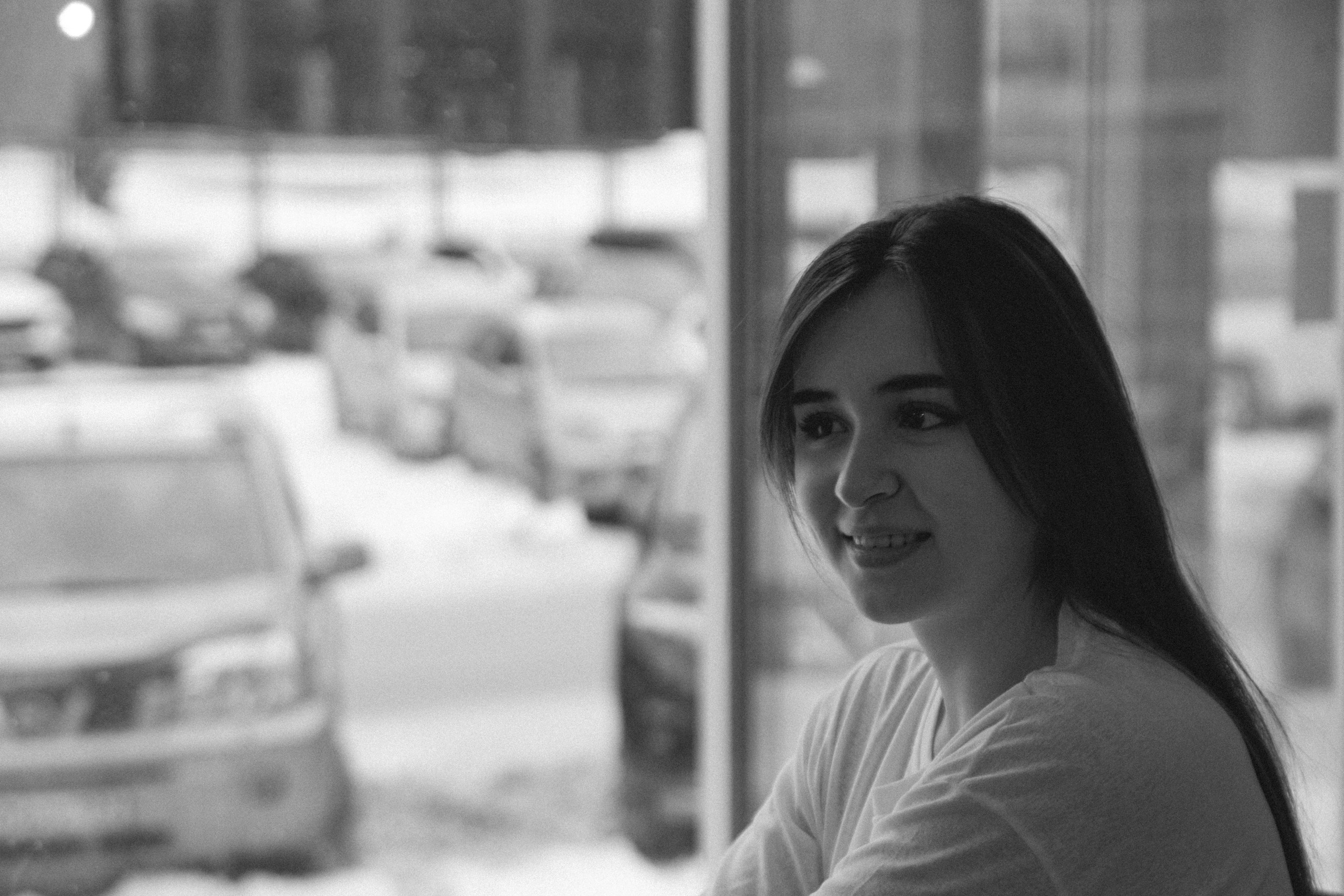  Devushka u okna, gorodskoy peyzazh, portret devushki, romaticheskaya istoriya (Девушка у окна, городской пейзаж, портрет девушки, романтическая история)