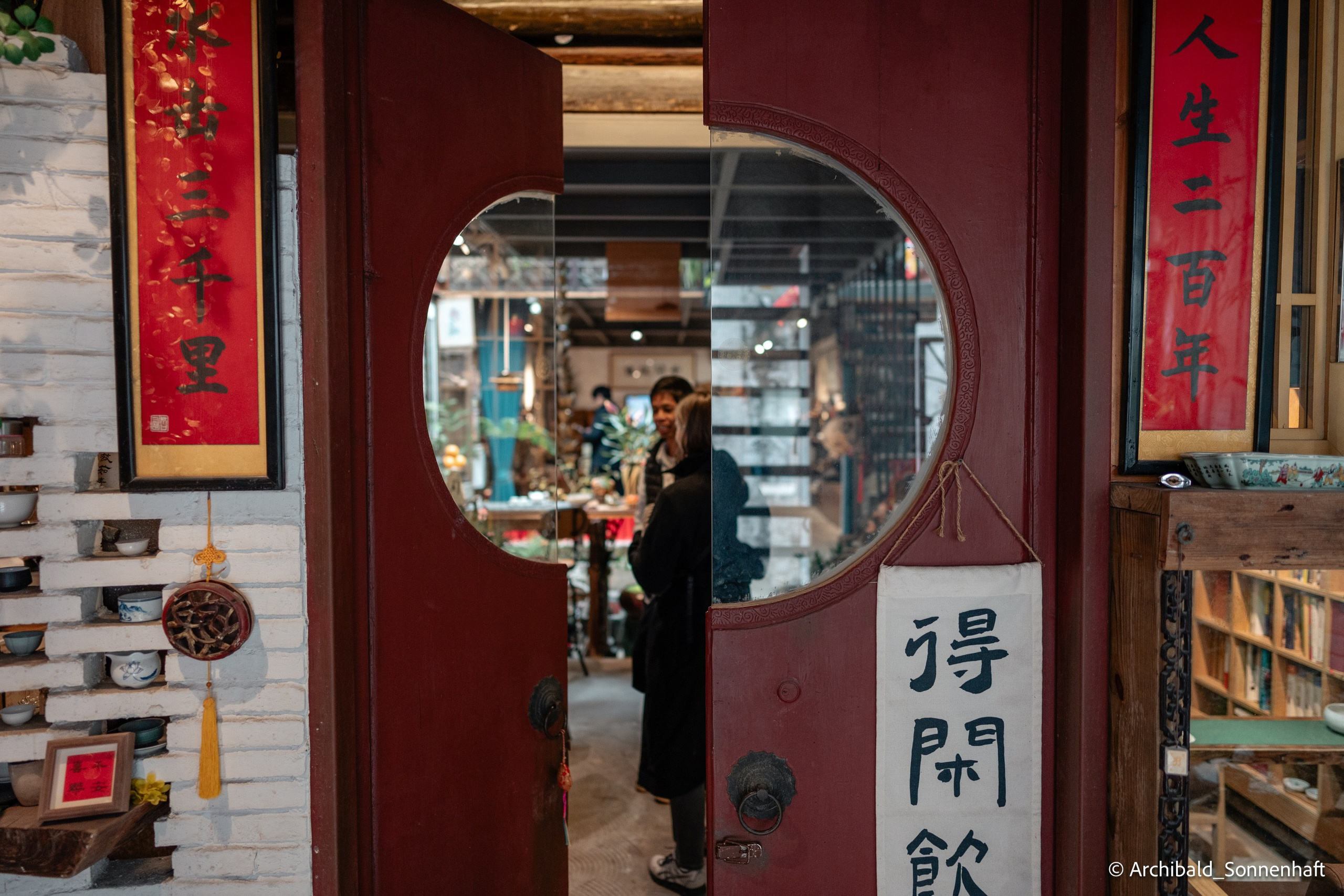 Walking in GZ, sunday. Photographer in Guangzhou, China. Archibald Sonnenhaft