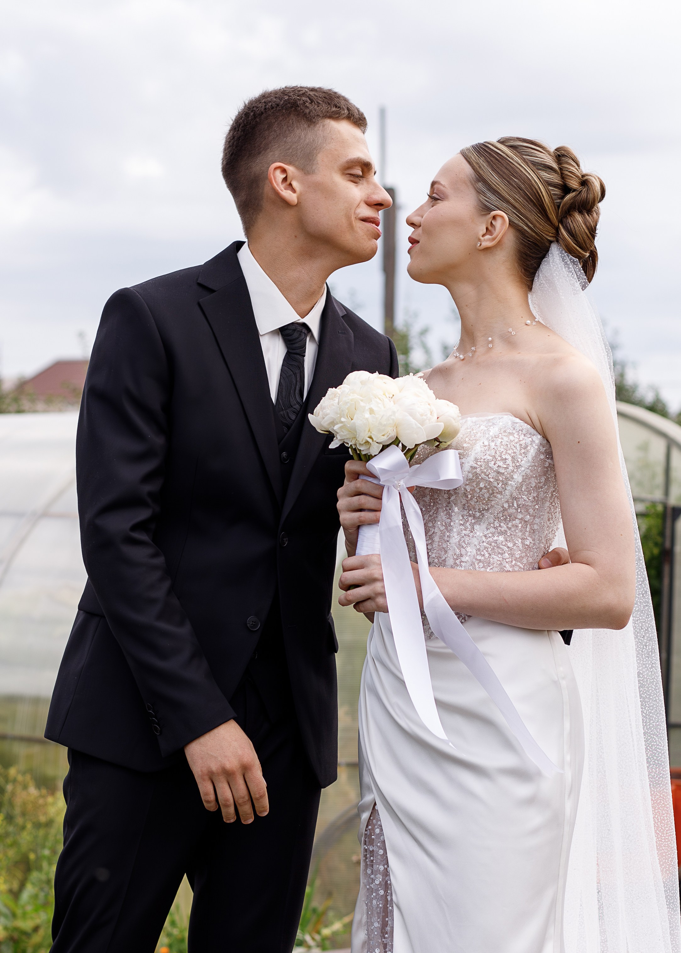 Магия свадебного дня в Новосибирске, свадебная лавстори в студии и на уличной локации. Фотограф Ольга Баранова